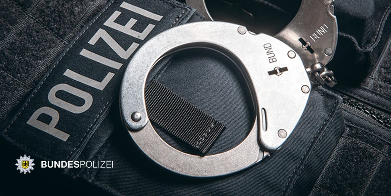 ndespolizeidirektion München: Vorführungen nach tätlichem Angriff // 26-Jährige zeigte Hitlergruß