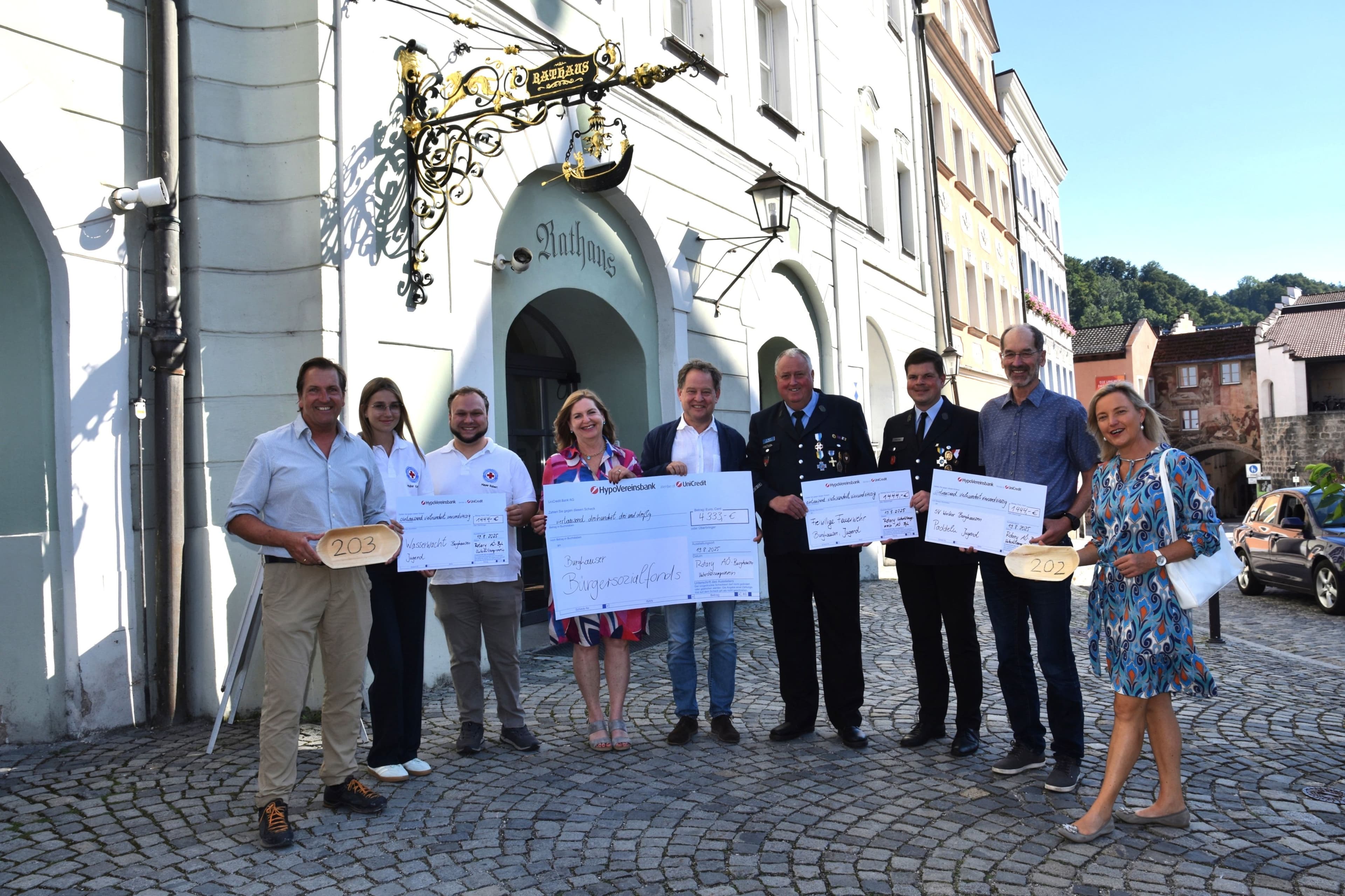 200 Boote, 13.000 Euro: Erfolgreiches Benefiz-Schifferlrennen in Burghausen