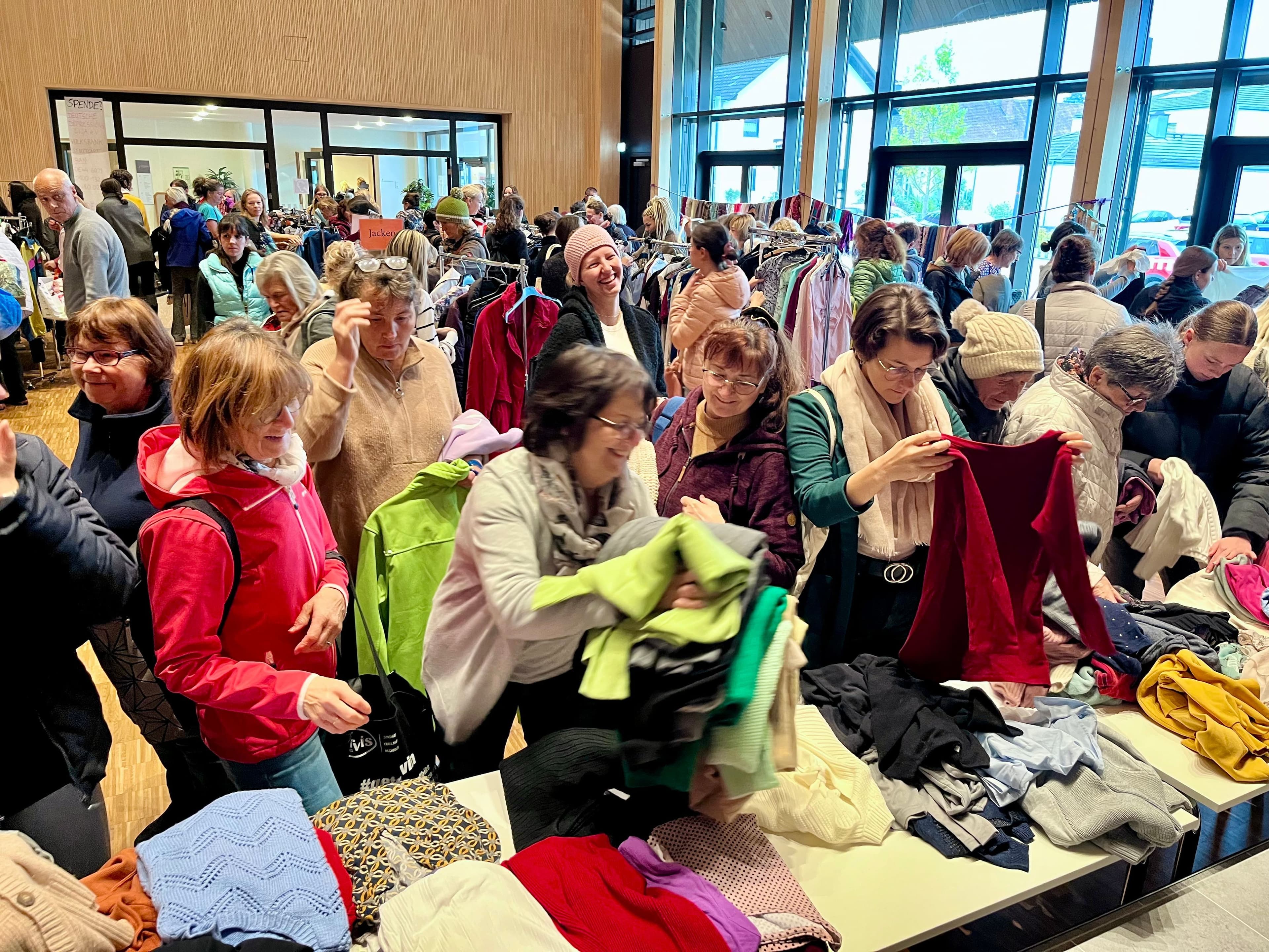 300 Besucher beim Herbstkleidertausch in Pölling