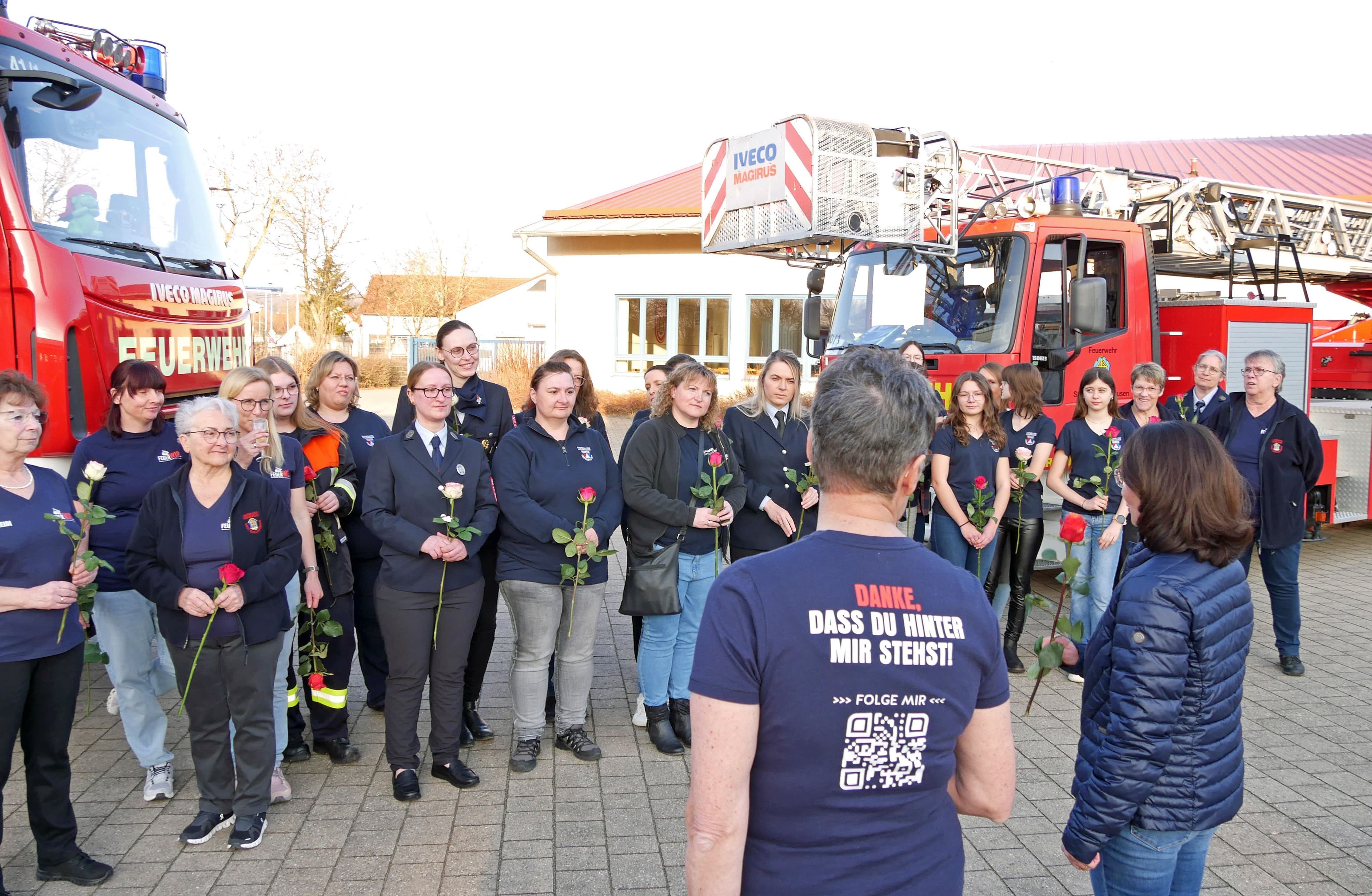Ehrenvolle Geste: Feuerwehrfrauen in Gunzenhausen erhalten Fair-Trade-Rosen
