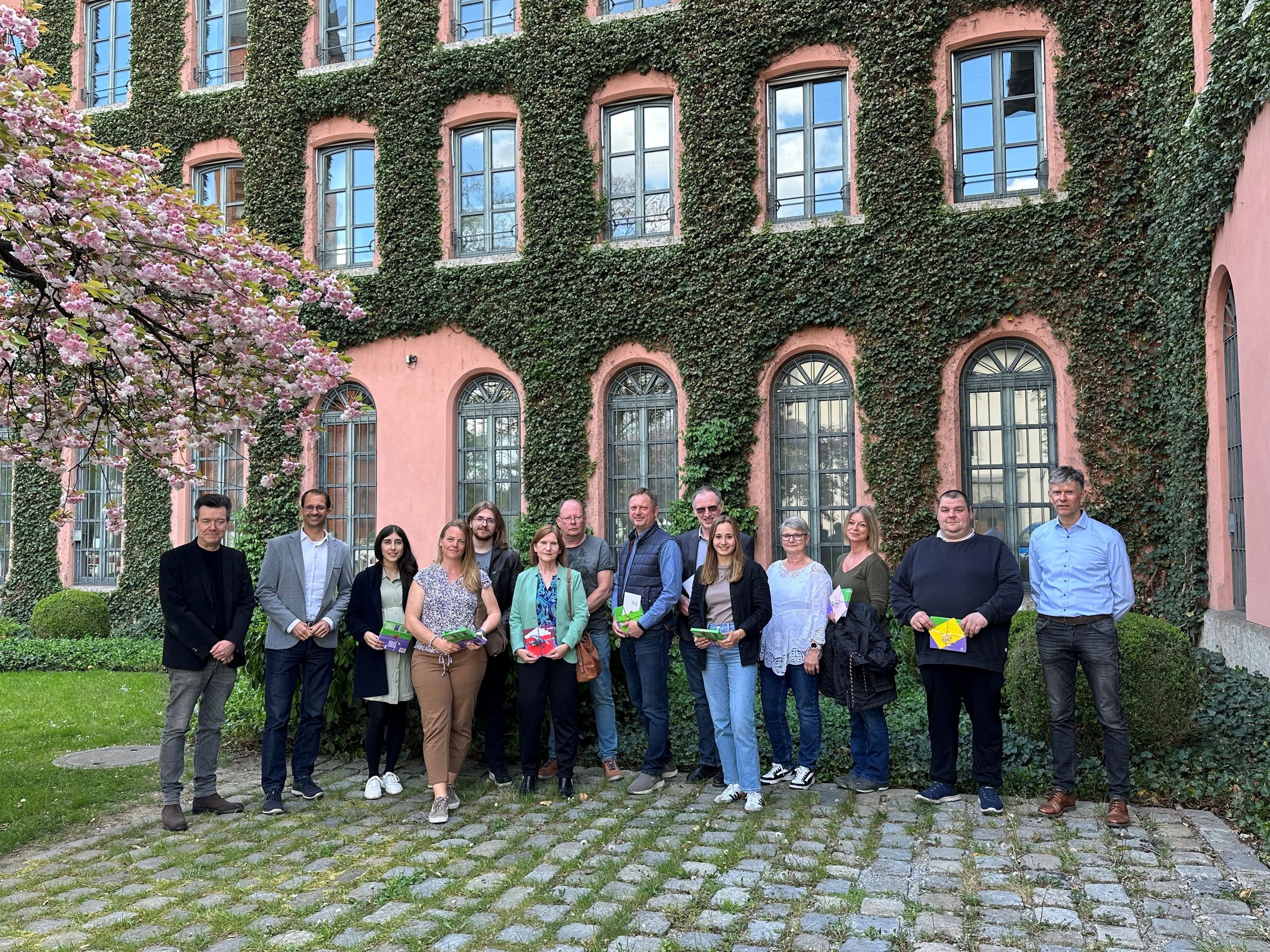 Erfolgreiche Wahl in Rosenheim: Helfer wurden beim Gewinnspiel belohnt