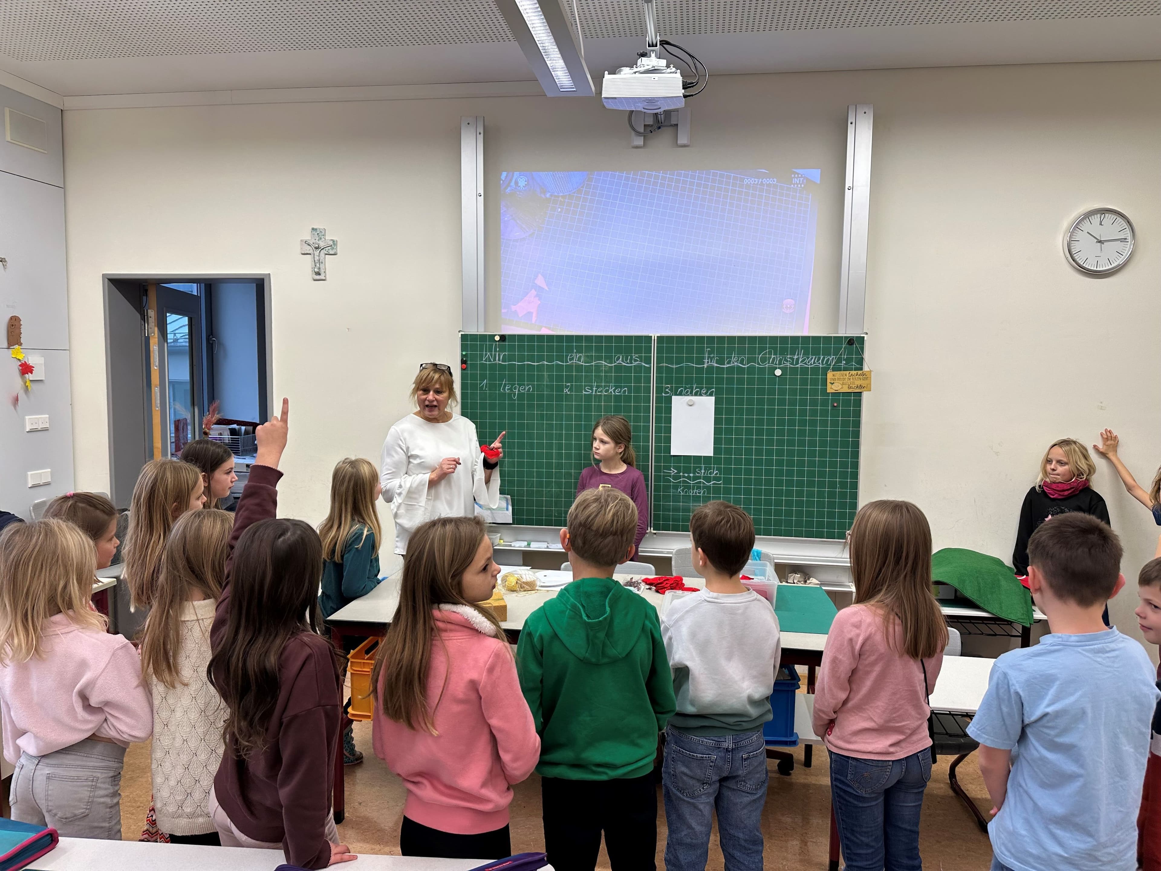 Filzherzen der Klasse 3b verzaubern Weihnachtsmarkt