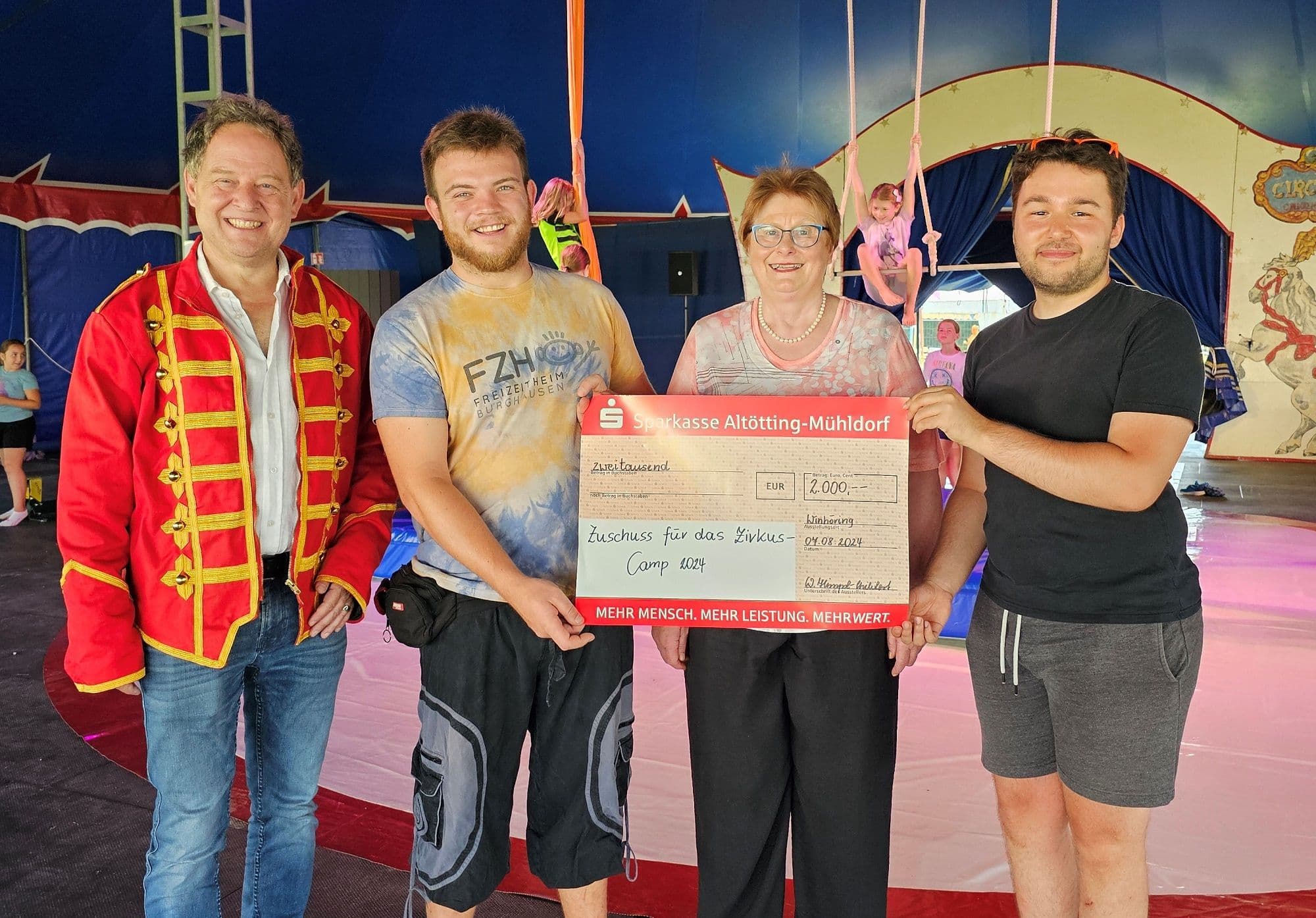Großzügige Spenden für das Zirkuscamp in Burghausen