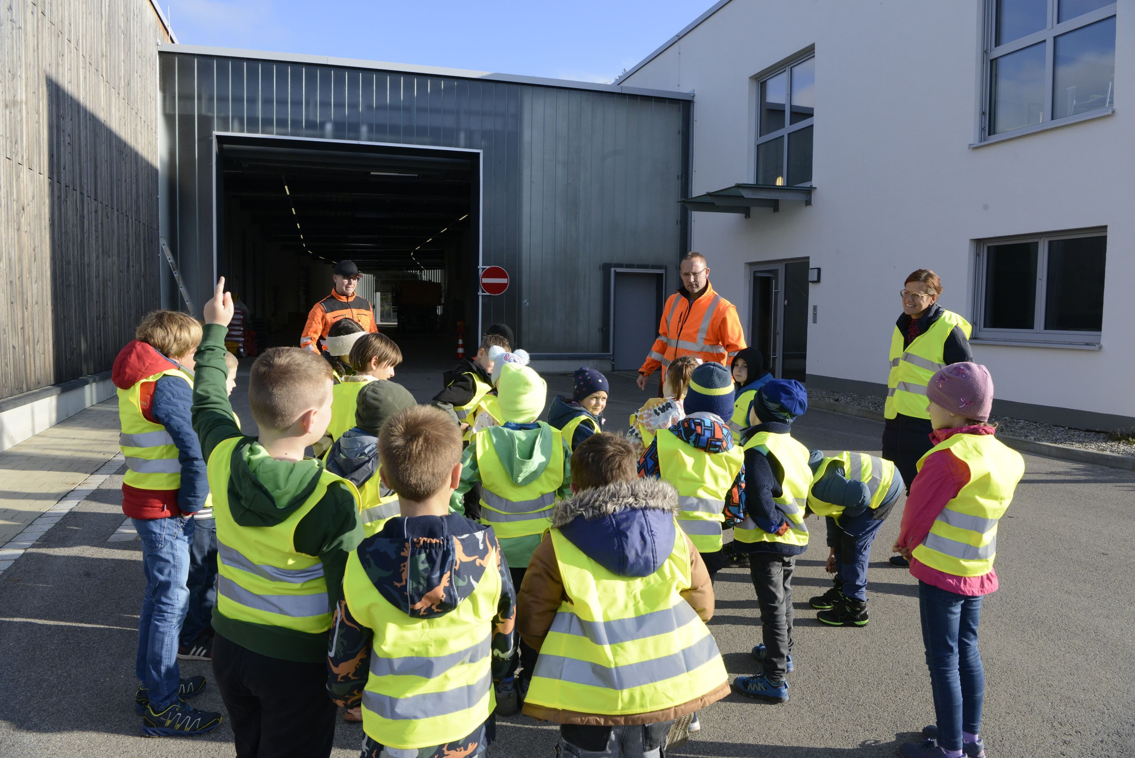 Kinder entdecken den Laufer Bauhof