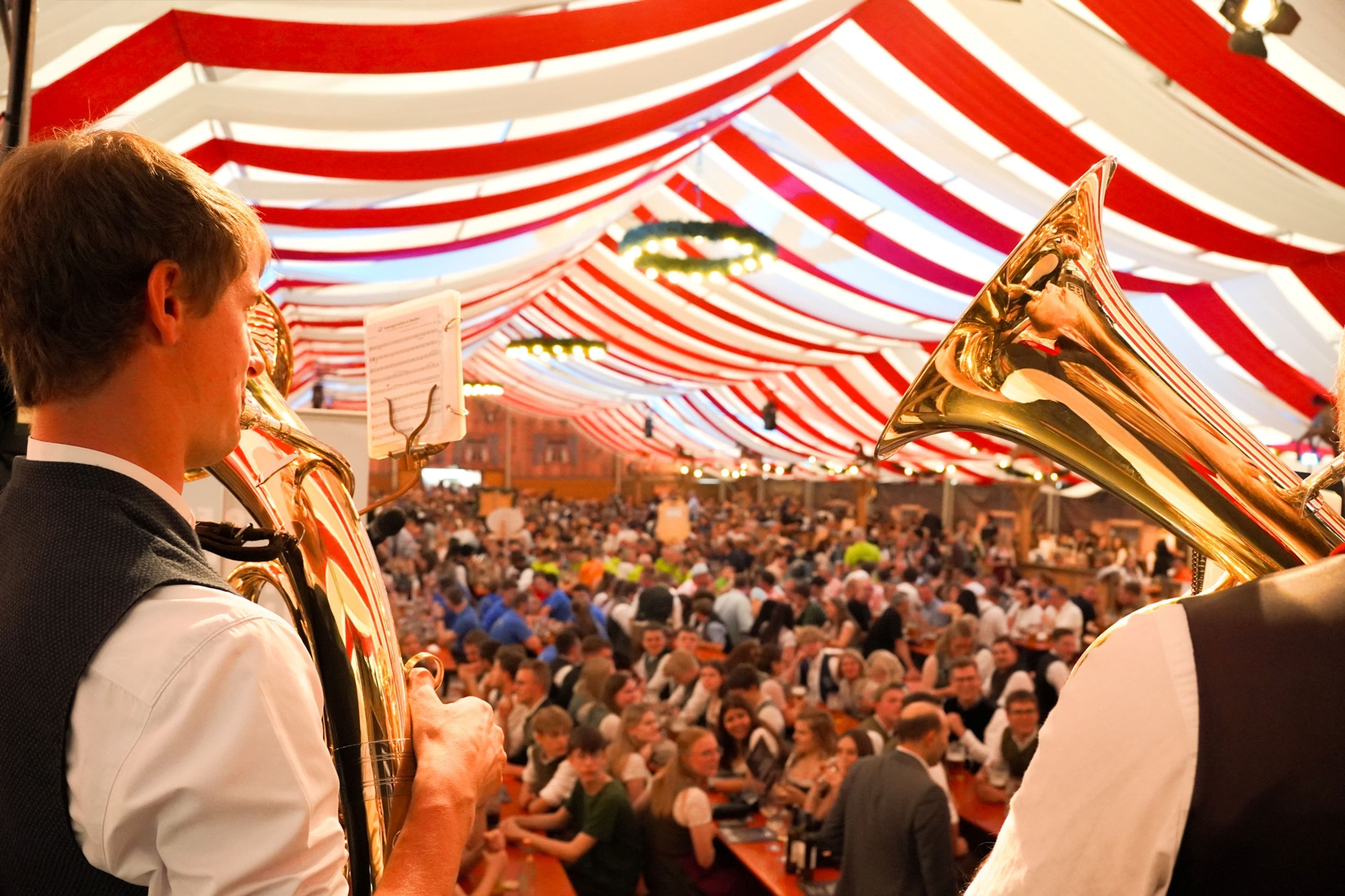 Pfingstvolksfest Neustadt lockt mit Fahrgeschäften und Feststimmung