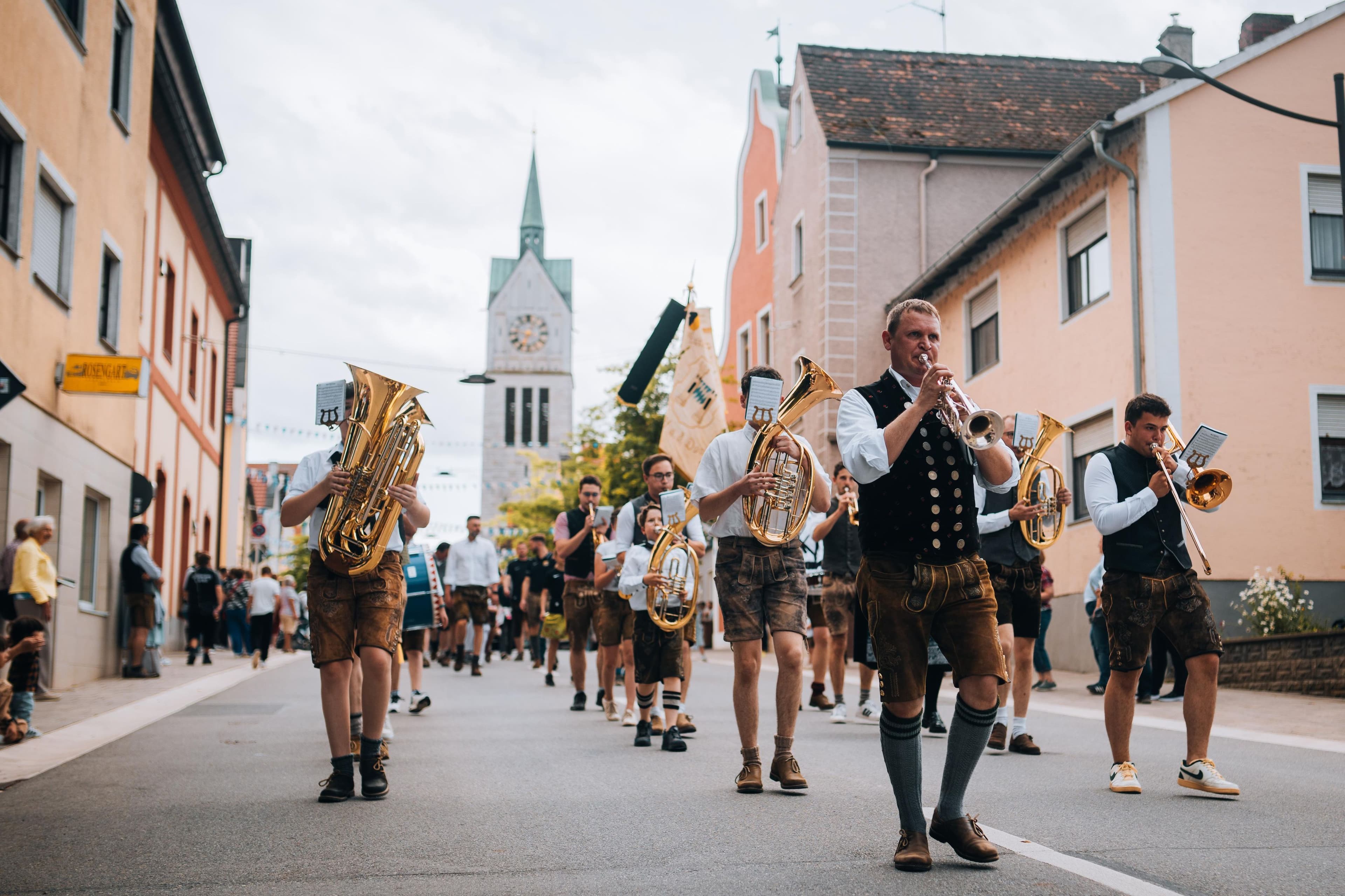 Pfingstvolksfest Neustadt lockt mit Fahrgeschäften und Feststimmung