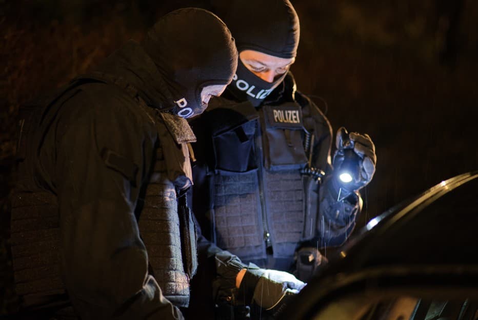ndespolizeidirektion München: Staatsanwaltschaft Traunstein und Bundespolizei gelingt Schlag gegen mutmaßliche Schleuserbande - bei Durchsuchungen in Tschechien insgesamt vier Beschuldigte festgenommen