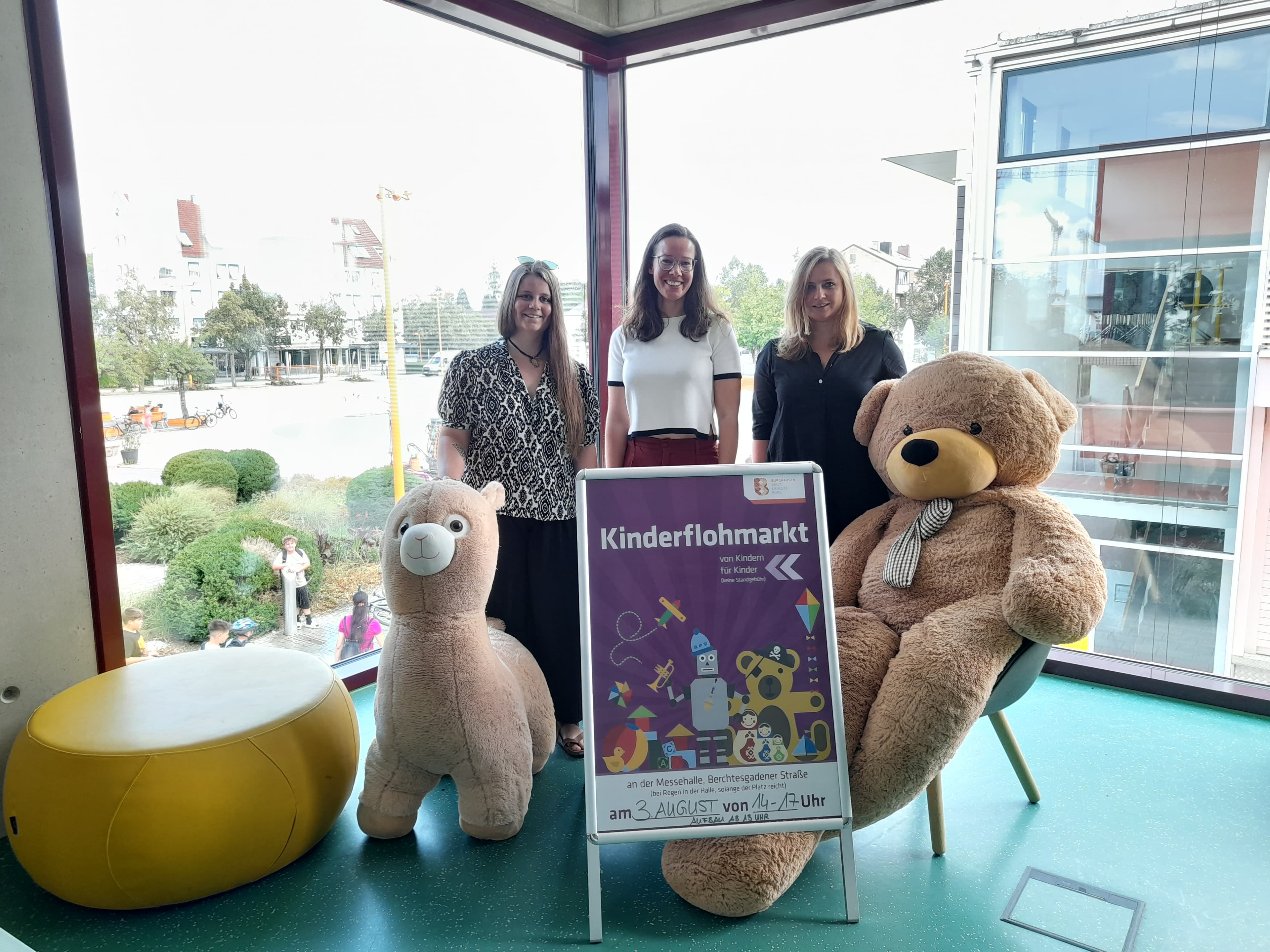 Familien-& Sozialreferentin Johanna Schachtl (v.l.n.r.), Christine Auberger und Judith Nitsch vom Haus der Familie freuen sich auf viele Kinder und Jugendliche, die ihre Spielsachen verkaufen.