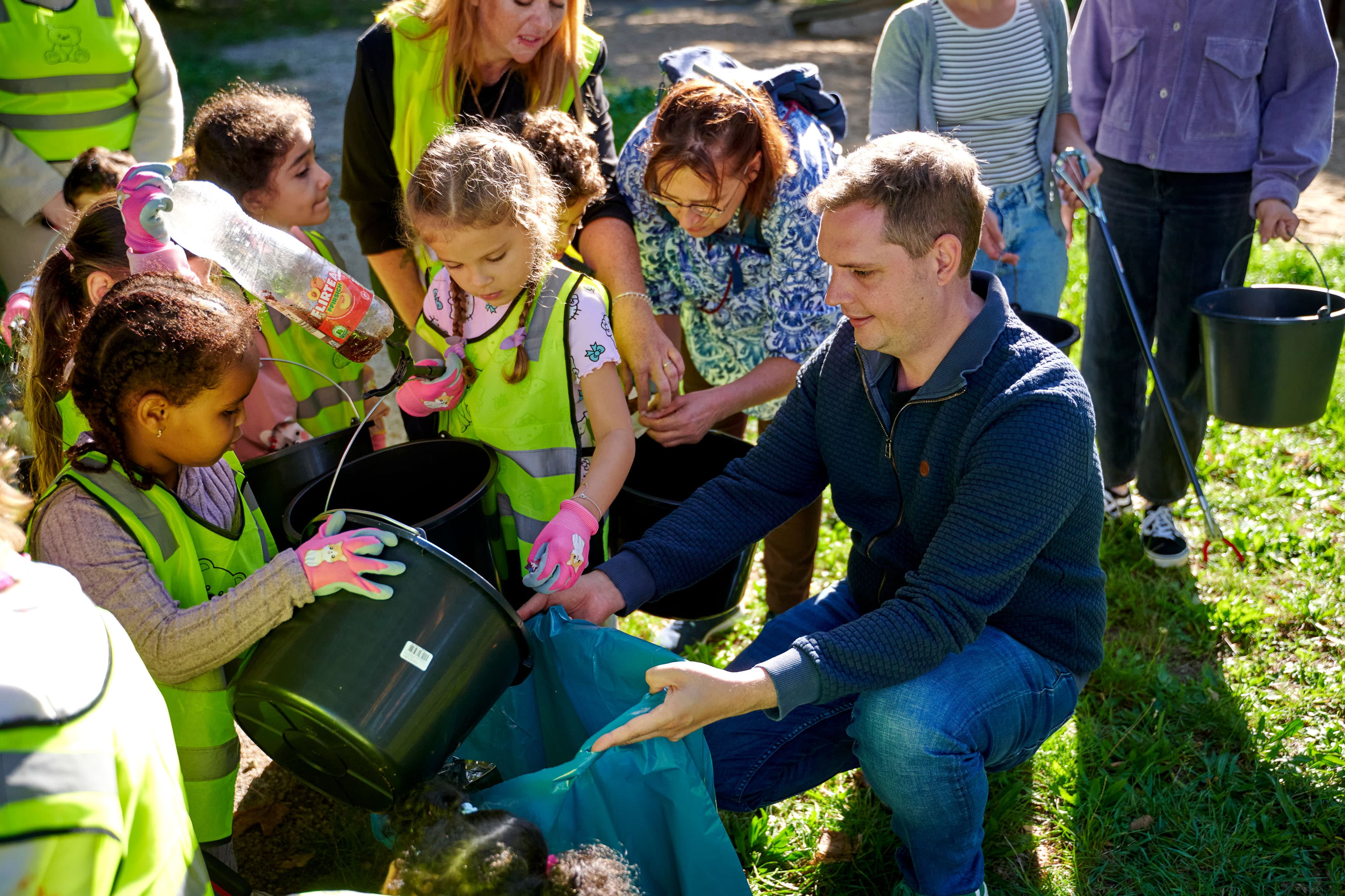 Kinder und Erwachsene sammeln beim World Cleanup Day gemeinsam Müll in Bamberg
