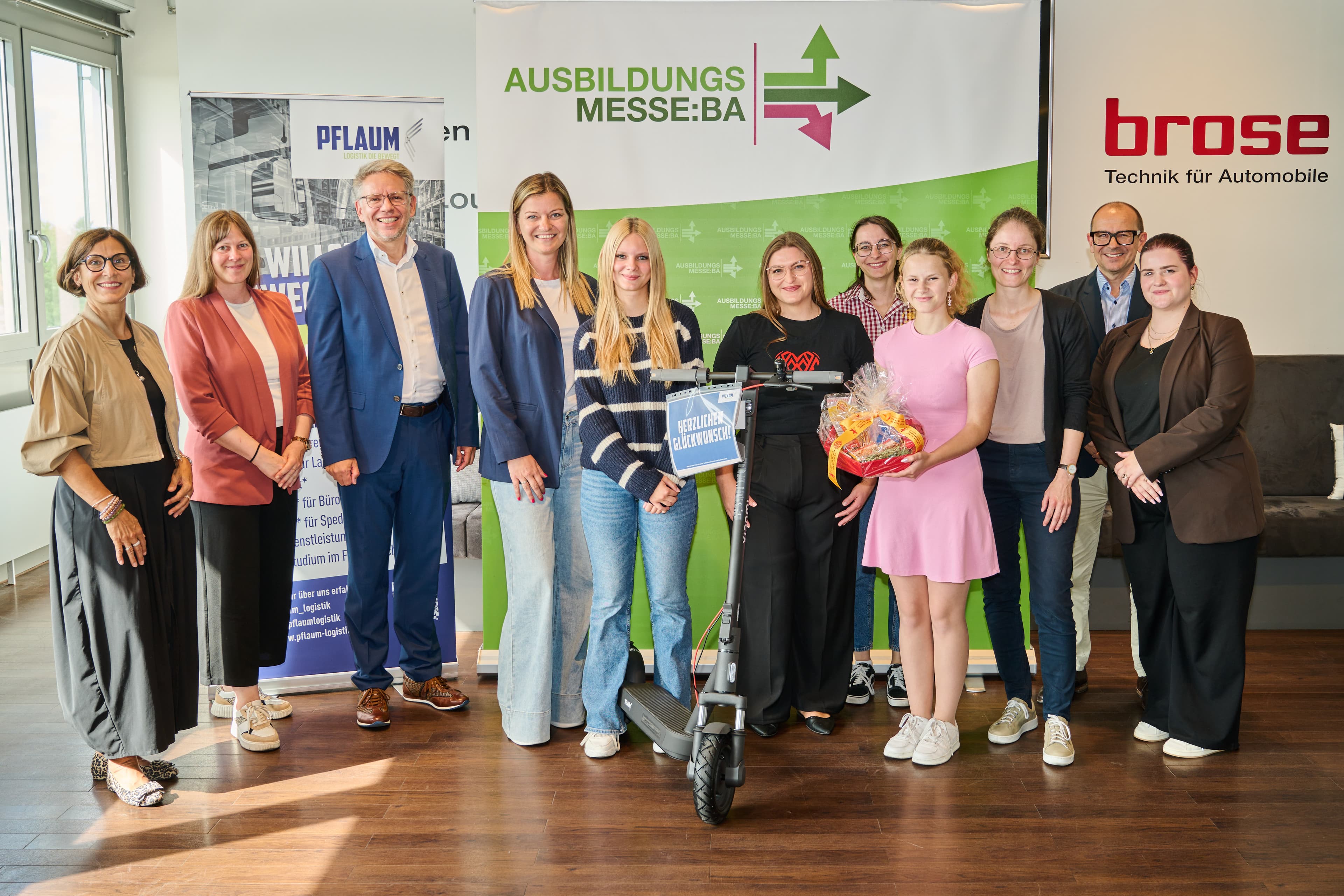 Gruppenfoto bei der Preisverleihung in der Premium-Lounge der brose ARENA.