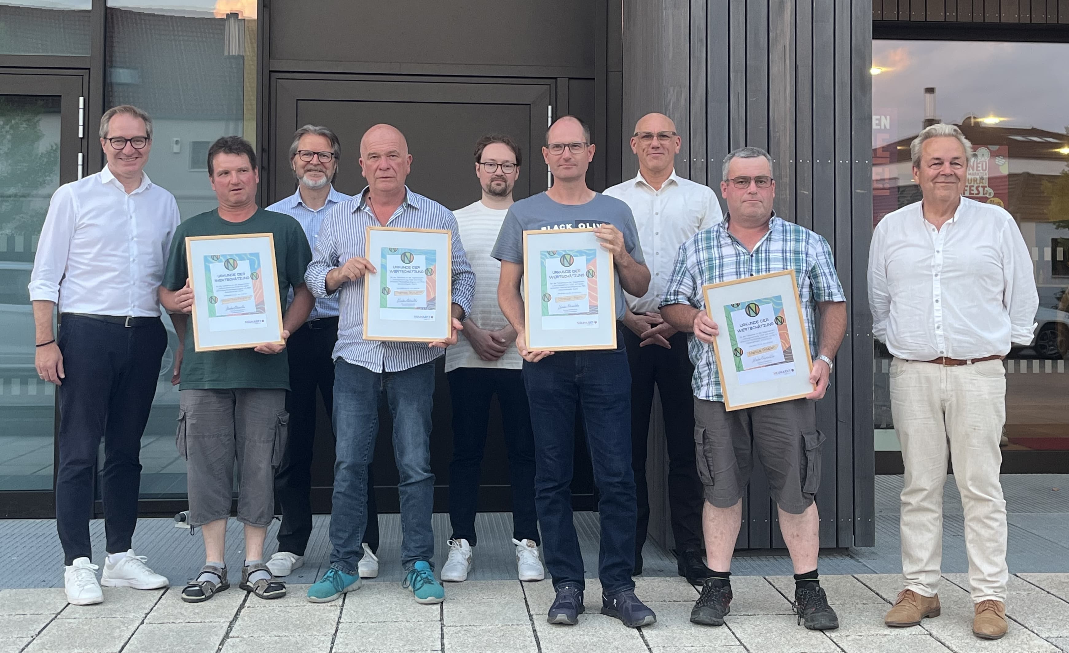 Übergabe der „Urkunden der Wertschätzung" an die ersten Landwirte im Neumarkter Vergütungsprogramm für Gemeinwohlleistungen (ganz links: Oberbürgermeister Markus Ochsenkühn, ganz rechts Christian Hiß, Geschäftsführer von Regionalwertleistungen GmbH, sowie Prof. Dr. Jan Niessen vom Sustainability Campus der TH Nürnberg (3. von rechts). Bild: Stadt Neumarkt, Lara Koller