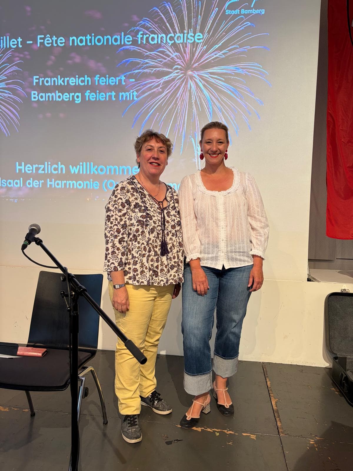 1 Freuen sich über eine gelungene Veranstaltung (v.l.): Michaela Pöhlau (Vorsitzende Deutsch-Französische Gesellschaft Bamberg e.V.), Akkordeonistin Sylvie Pullès, Bassist Jean Louis Fontana, Dritte Bürgermeisterin Eva Jutzler, Martin Erzfeld (Leiter der städtischen Musikschule) und Brigitte Riegelbauer (Bürgermeisteramt) 2 Dritter Bürgermeisterin Eva Jutzler (r.) mit der Akkordeonistin Sylvie Pullès