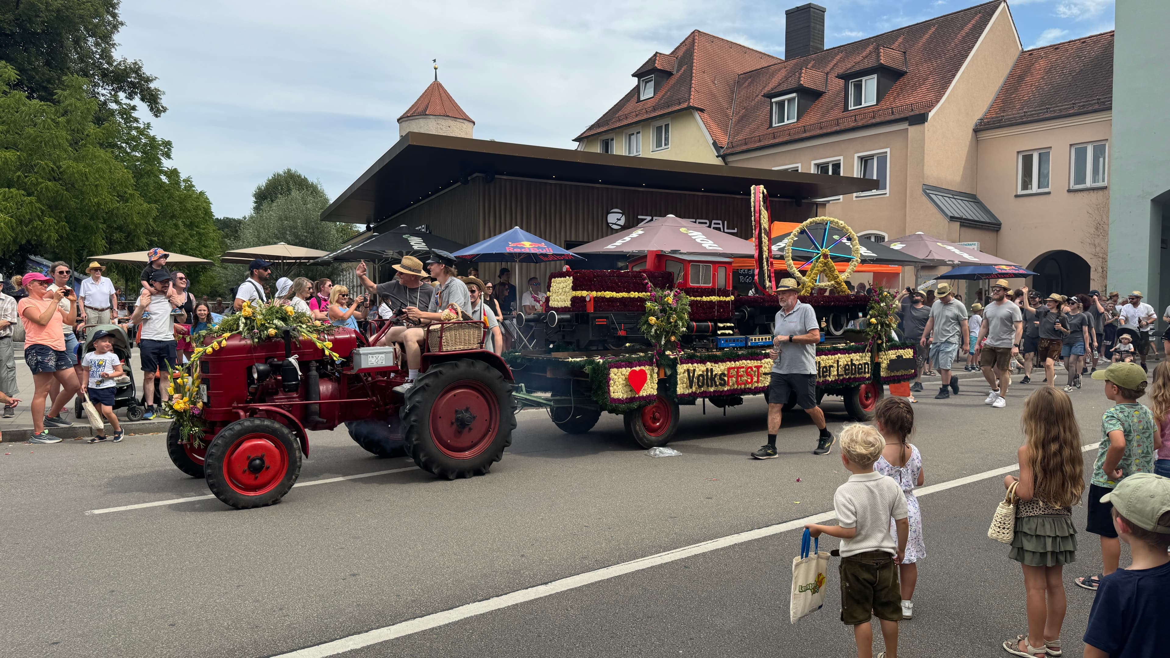 Großer Festzug beim JURA-Volksfest in Neumarkt
