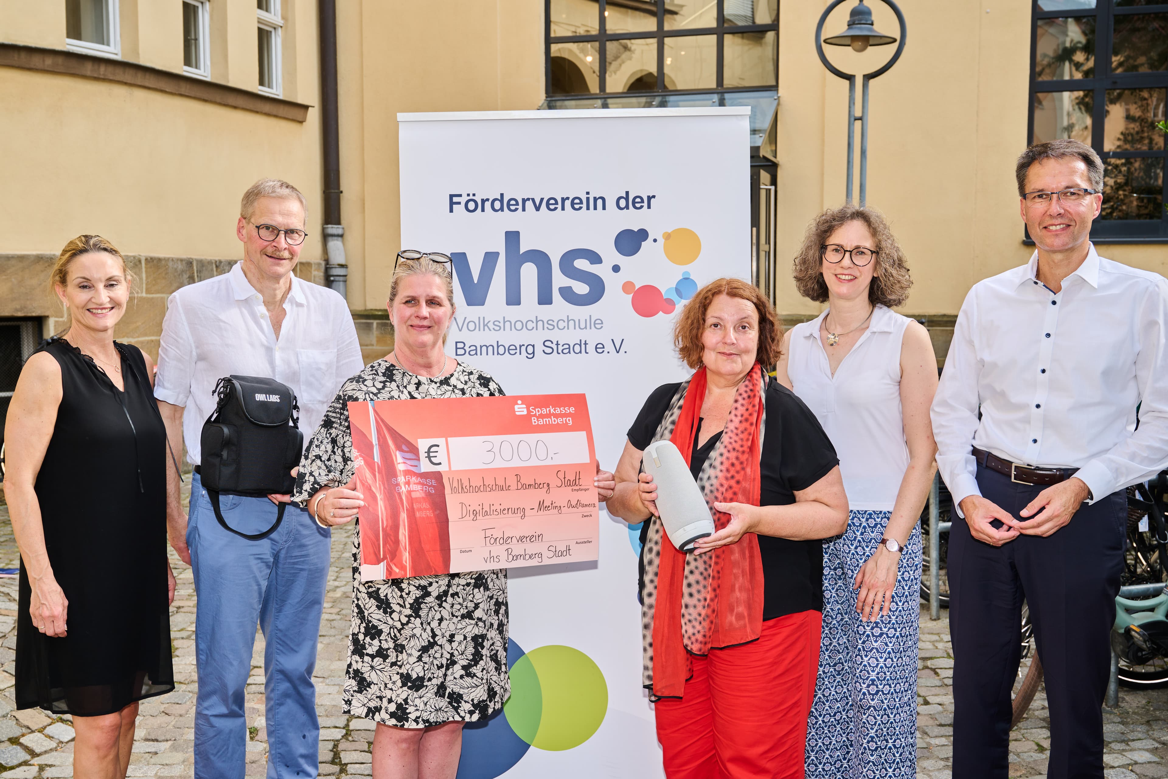 Freuen sich über die neue Konferenz-Owl (v.l.): die beiden stellvertretenden Vorsitzenden Marion Zachert und Prof. Dr. Georg Pistorius, VHS-Leiterin Dr. Anna Scherbaum, Vorsitzende Ulrike