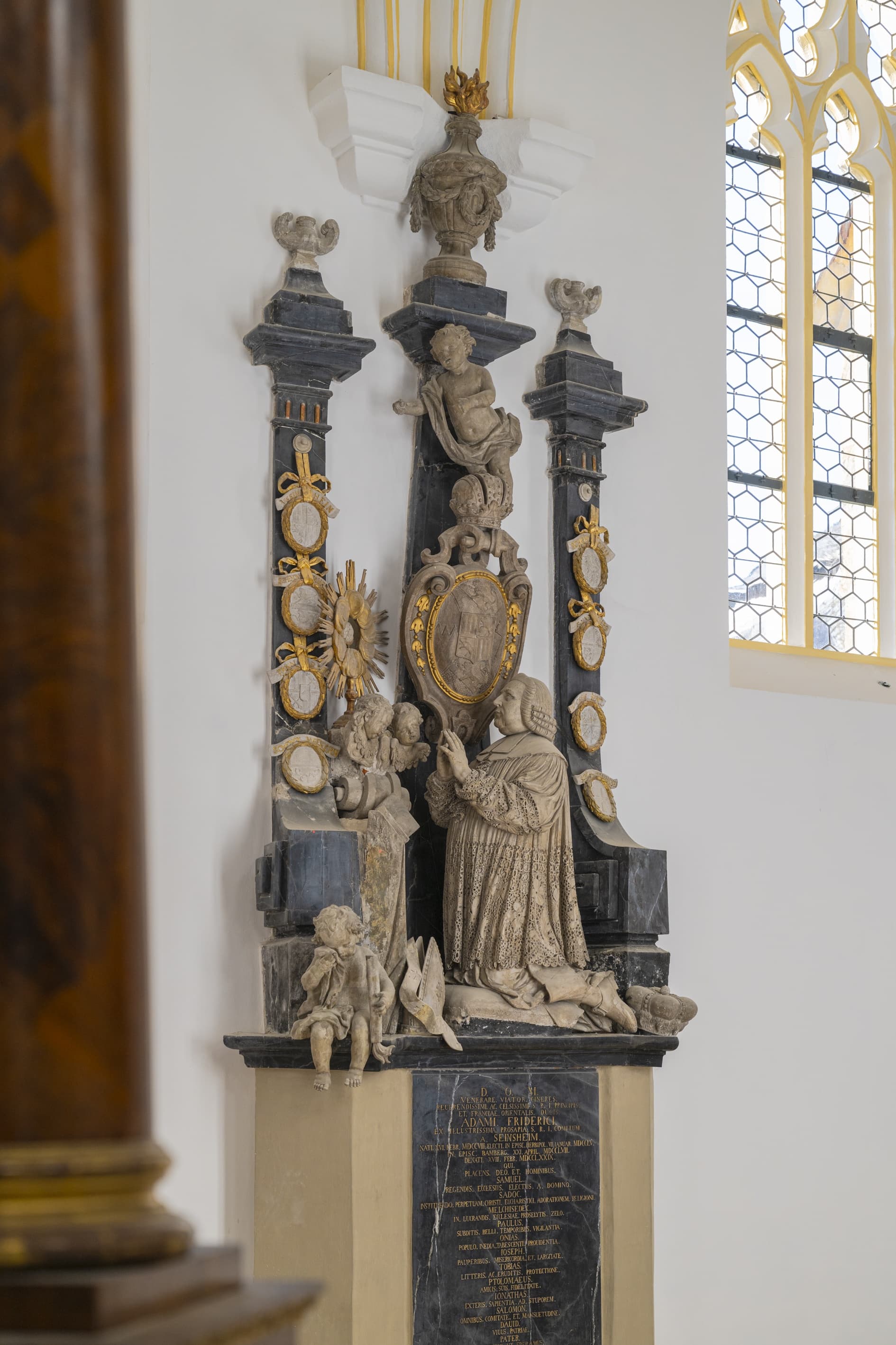 Bürgerspitalstiftung Bamberg 2 Auch das „Gedächtnismal“ für Fürstbischof Adam Friedrich von Seinsheim (1780) wird saniert. / Foto: Bürgerspitalstiftung Bamberg, Lara Müller Hinweis für Redaktionen: Weitere Fotos aus der Kirche St. Michael finden Sie in unserer Bilddatenbank. Melden Sie sich dazu unter der URL