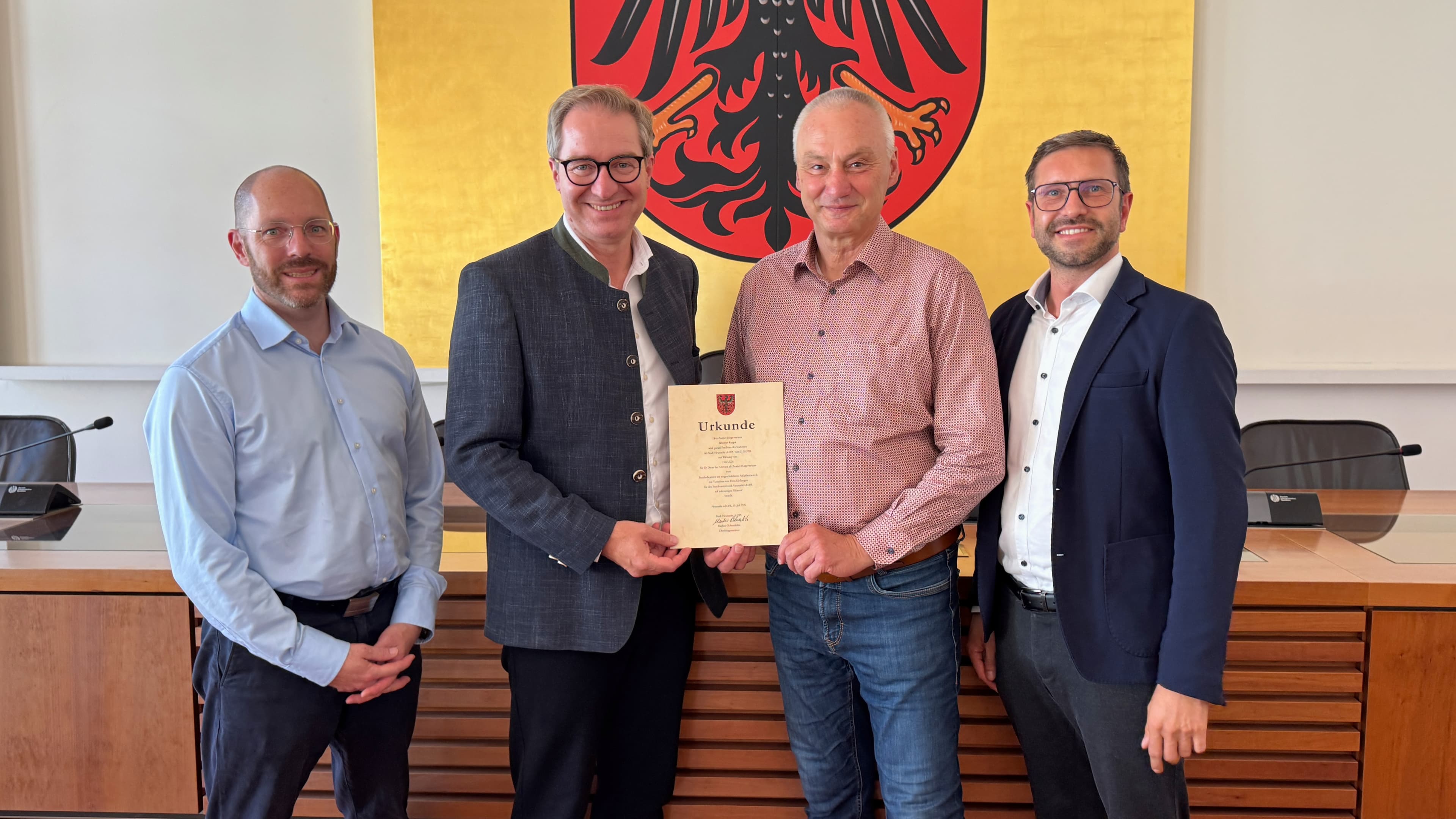 Rechtsdirektor Andreas Werner, Oberbürgermeister Markus Ochsenkühn und Erster Bürgermeister Marco Gmelch bei der Übergabe der Urkunde an den neuen Standesbeamten Günther Stagat (2. v.l.)