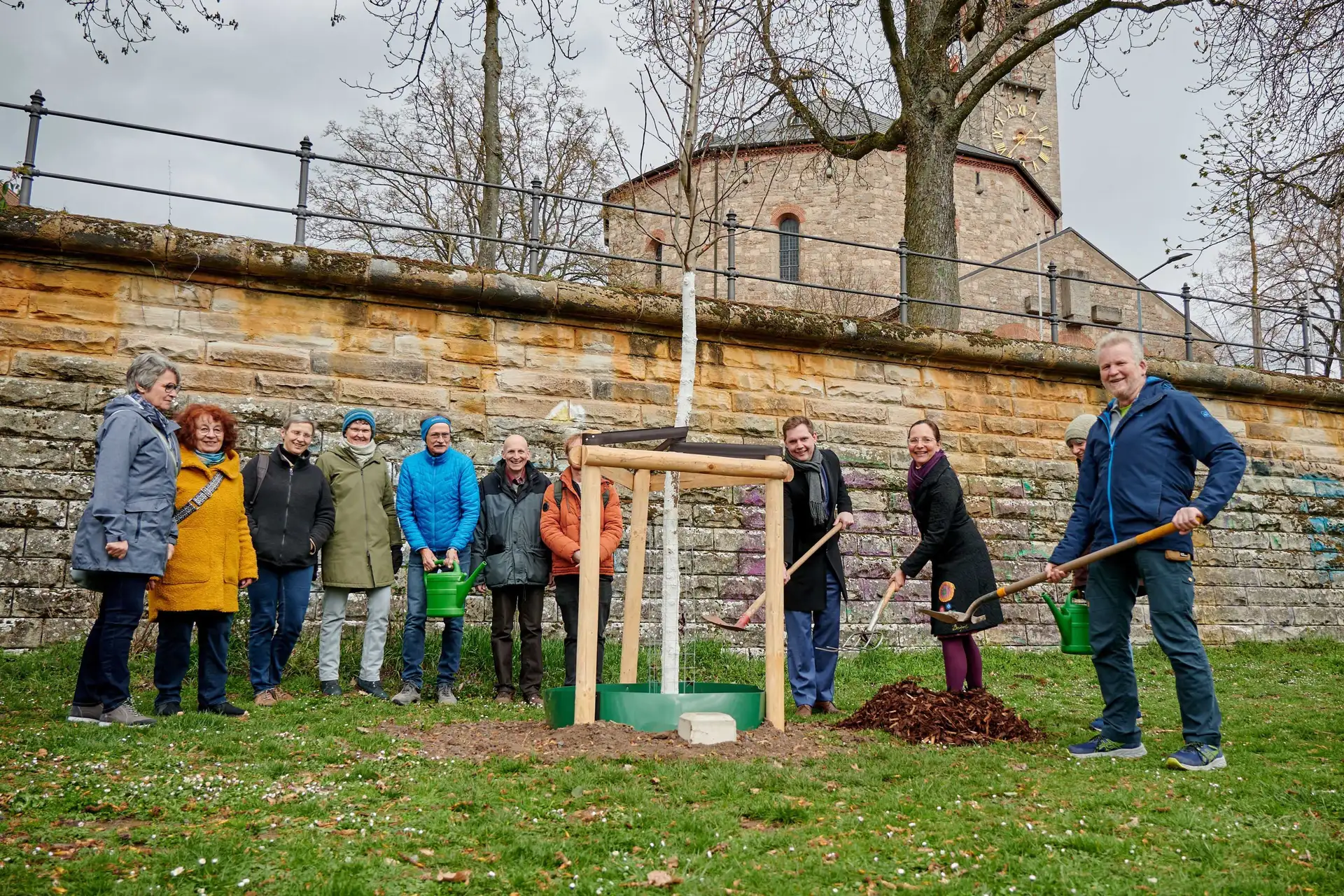Erlöserkirche Bamberg pflanzt Elsbeere zum 90-jährigen Jubiläum