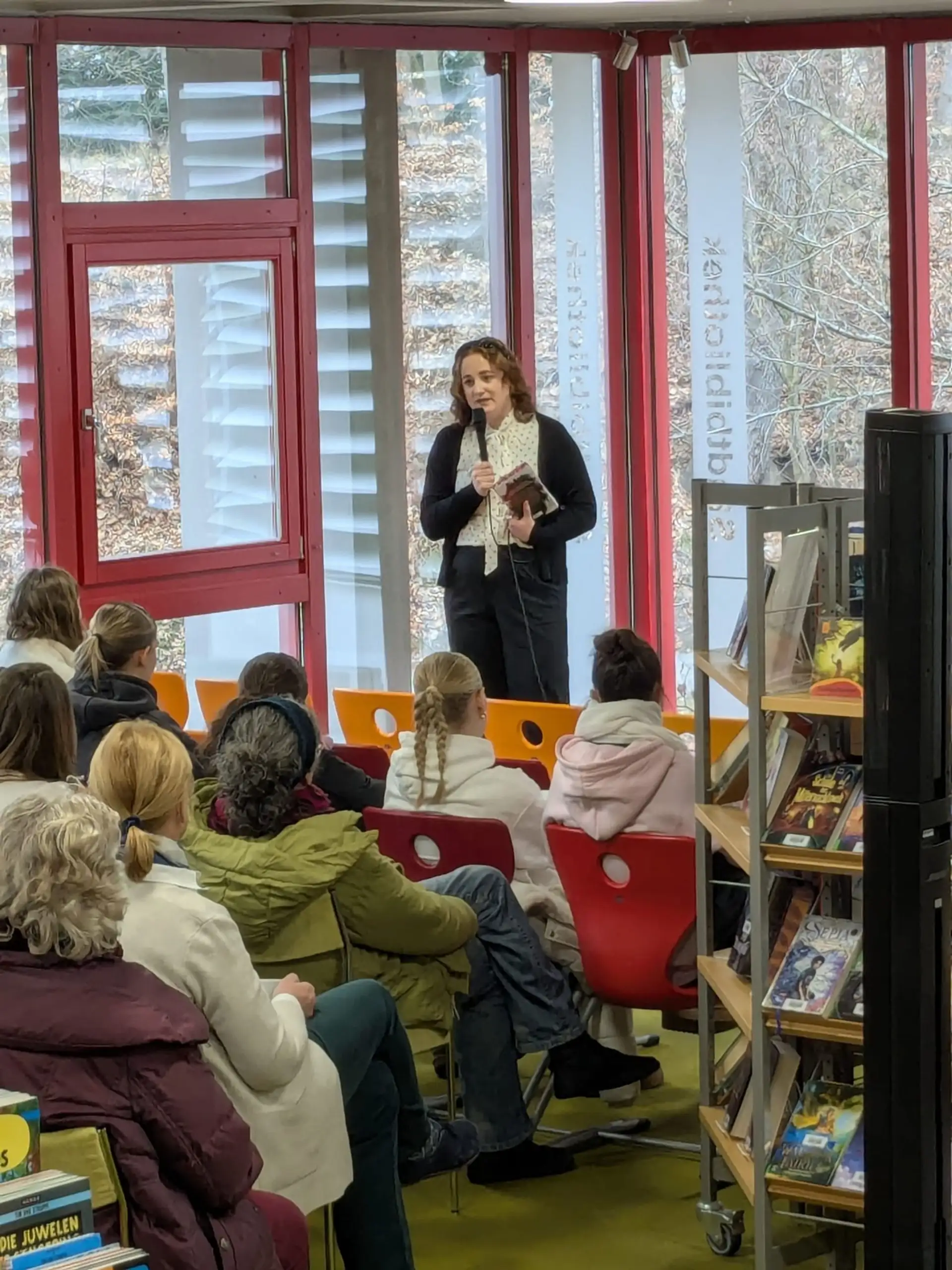 Magische Momente in Neumarkt: Bestsellerautorin Caroline Brinkmann begeistert Schülerschar!