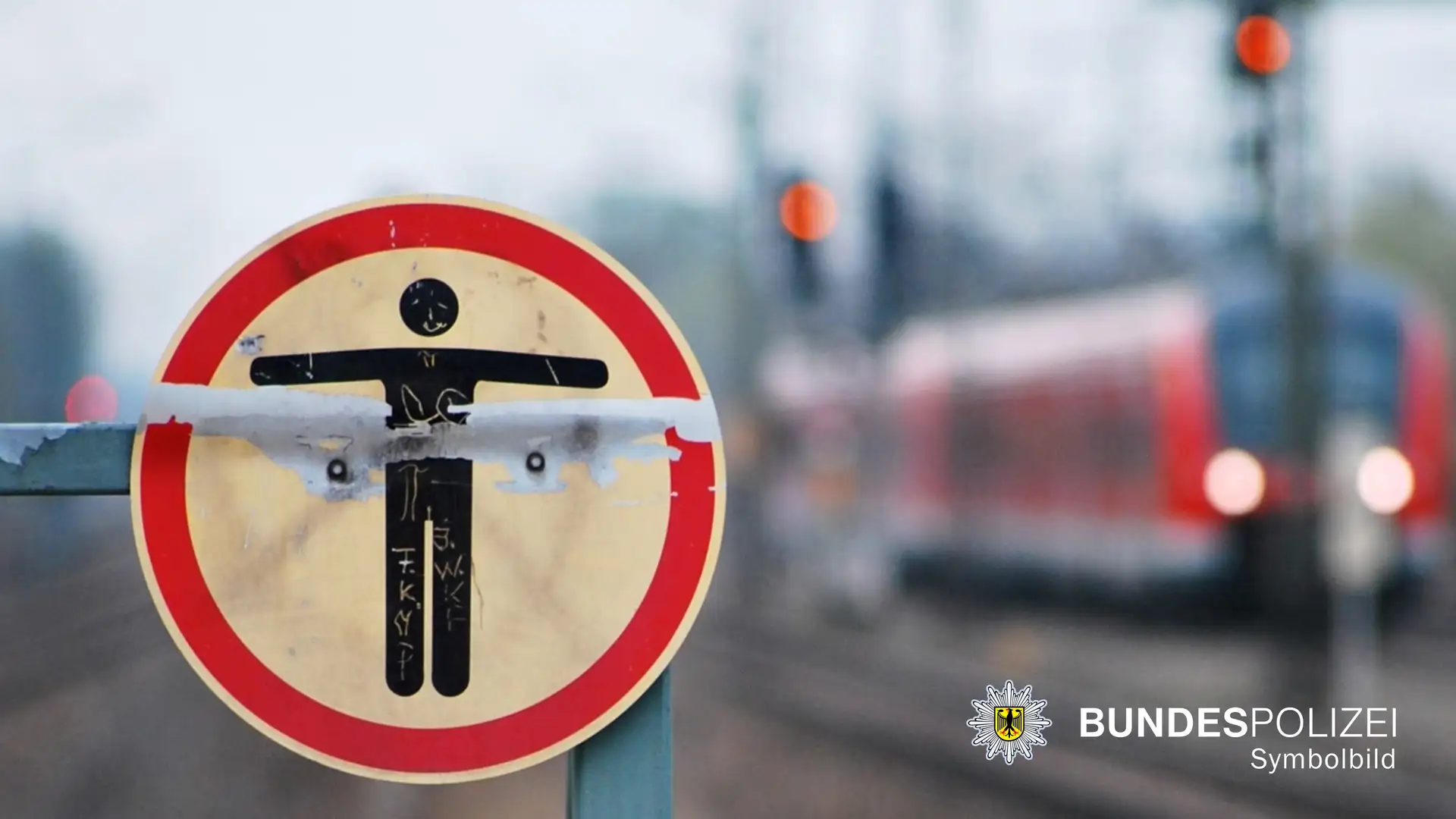 ndespolizeidirektion München: Beinahekollision an Bahnübergang in Aubing / Bundespolizei ermittelt wegen gefährlichen Eingriffs in den Bahnverkehr