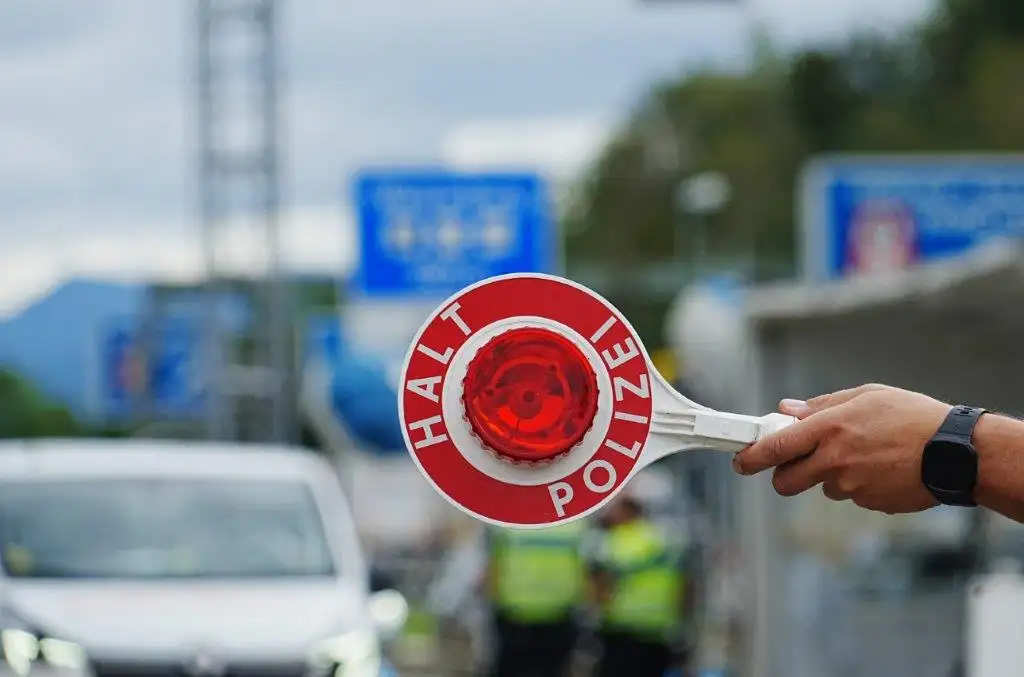 ndespolizeidirektion München: Schleusung, waffenrechtliche Verstöße und Haftbefehle: Bundespolizei zieht Bilanz der letzten vier Tage