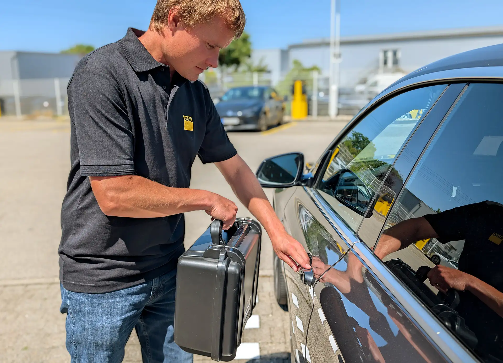 Zehn Jahre Keyless-Test: Oft noch unsicher / ADAC Datenbank umfasst inzwischen über 850 untersuchte Fahrzeuge / Fast die Hälfte kann nach wie vor illegal geöffnet werden