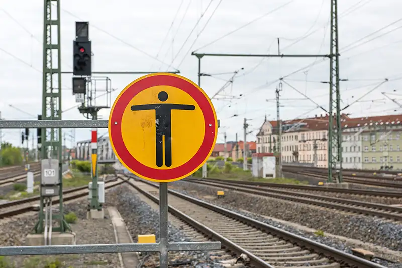 ndespolizeidirektion München: Unbekannte legen Äste und Steine auf Bahngleise - Bundespolizei sucht Zeugen