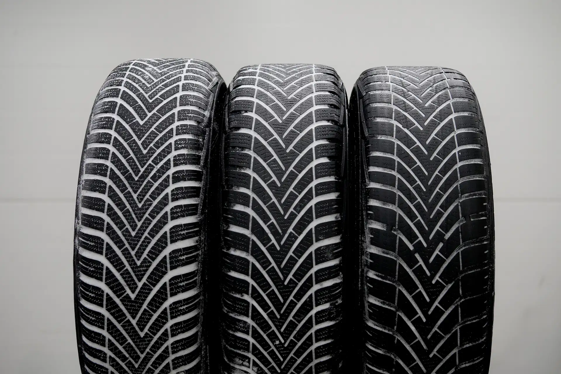 Millimeter, die entscheiden / ADAC Studie untersucht, ab welcher Profiltiefe Winterreifen gewechselt werden sollten / Leistungseinbruch zwischen vier und zwei Millimeter