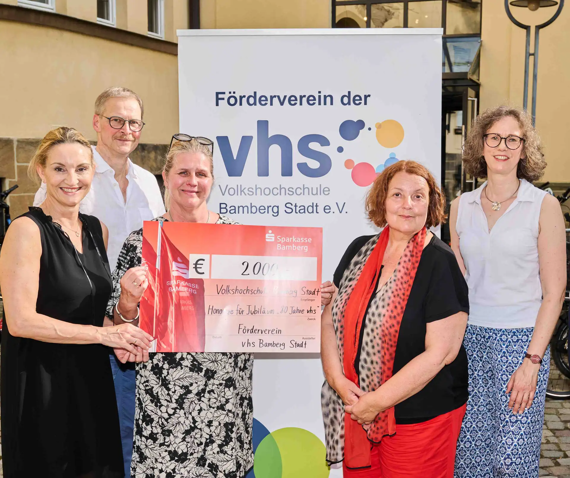 Eine 2000-Euro-Spende des Fördervereins zum 80. Geburtstag der vhs Bamberg Stadt ermöglicht Bildung fast zum Nulltarif (v.li.): die beiden stellvertretenden Vorsitzenden Marion Zachert und Prof. Dr. Georg Pistorius, vhs-Leiterin Dr. Anna Scherbaum und Schriftführerin Andrea Grodel.