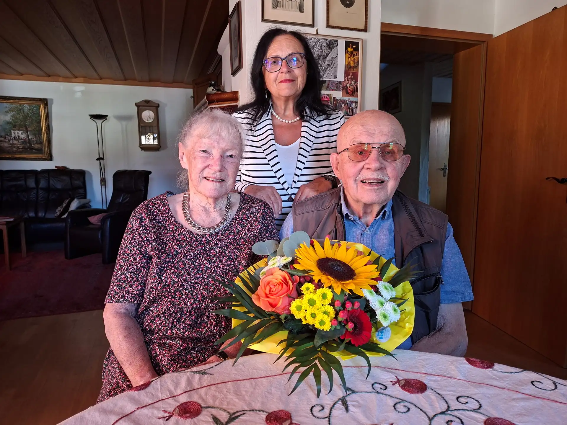 Christine und Horst Hellmann beim 60. Hochzeitstag mit einer Besucherin der Stadt.
