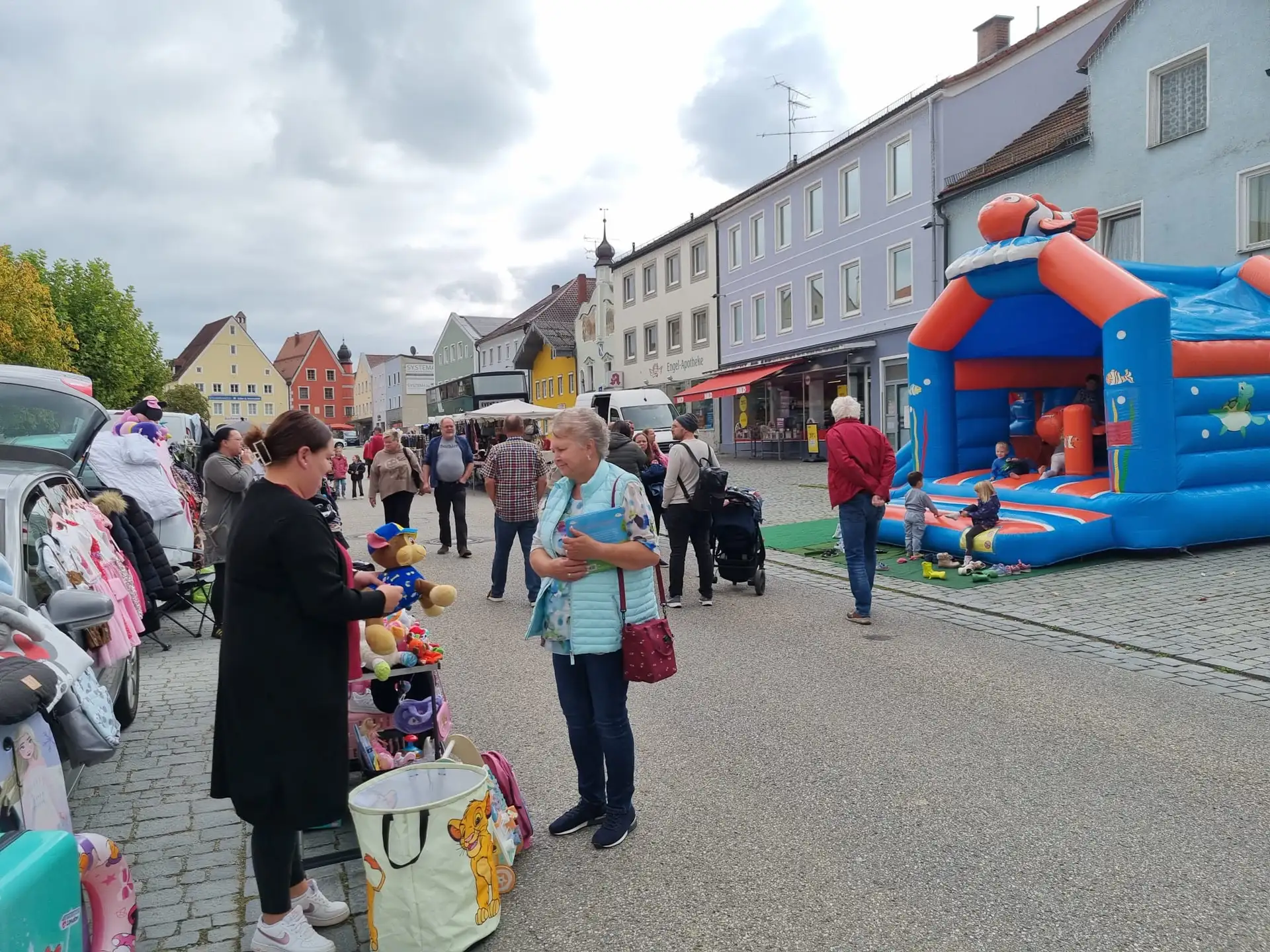 Ein Markt mit Ständen auf einem Marktplatz; im Kontext eines Apfelmarkts in Aidenbach.