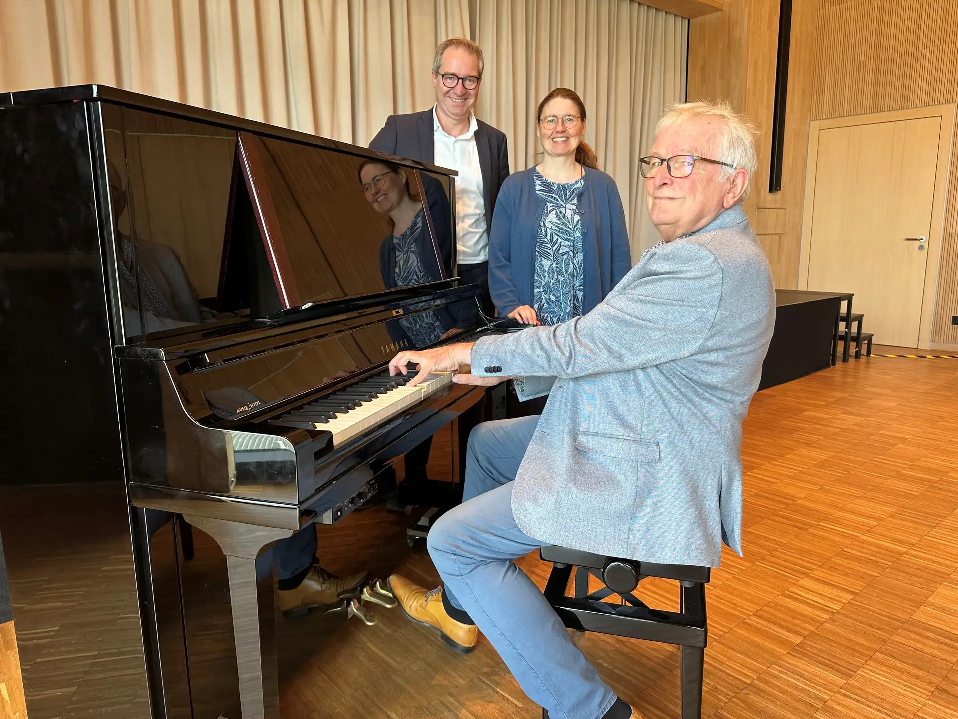 Bill Holler übergibt ein Yamaha-Konzertklavier als Dauerleihgabe an die Stadt