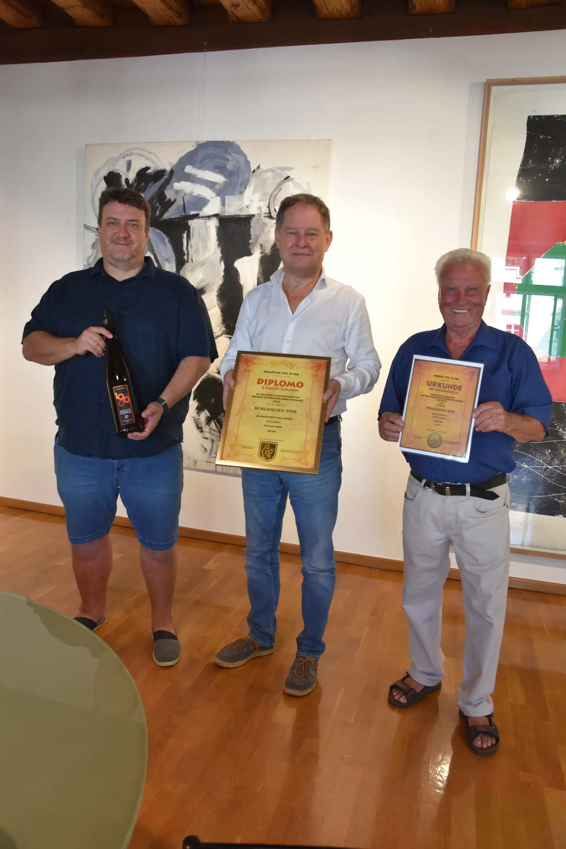 Curt und Thomas Pfeifenthaler haben die Urkunde für die slowenische Auszeichnung feierlich Herrn Ersten Bürgermeister Florian Schneider im Burghauser Rathaus übergeben.