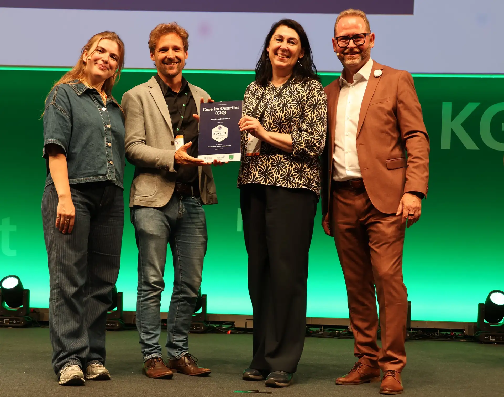 Für das Projekt Care im Quartier nahmen Projektmanagerin Stefanie Hahn (Zweite v. r.) und Bertrand Eitel (Zweiter v. l.), Geschäftsführer von SOPHIA im Quartier e.V., das „Bewährt vor Ort”-Siegel entgegen.