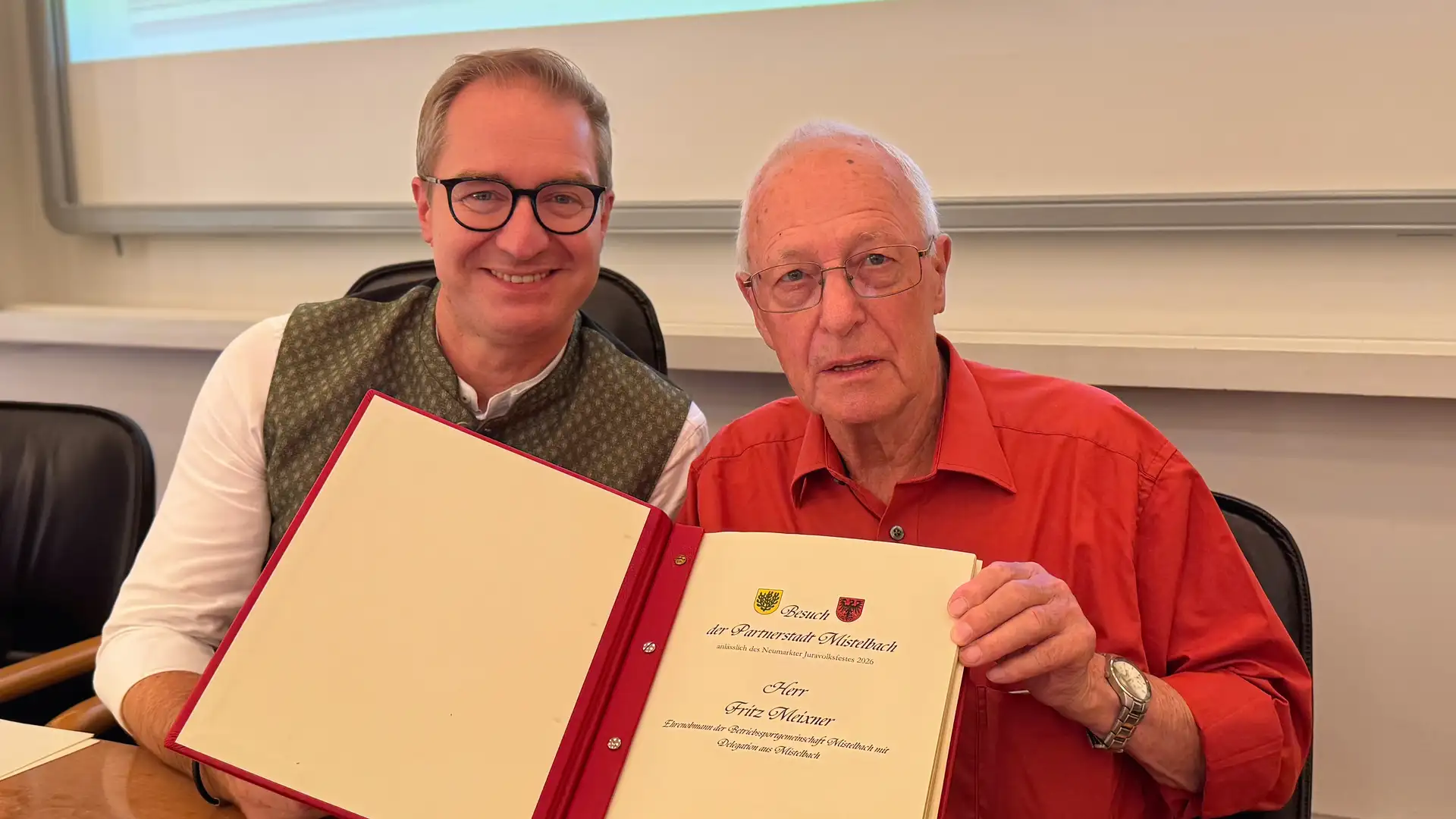 Fritz Meixner trägt sich für sein über 40 Jahre andauerndes Engagement für die Freundschaft zwischen den Partnerstädten in das Goldene Buch ein.
