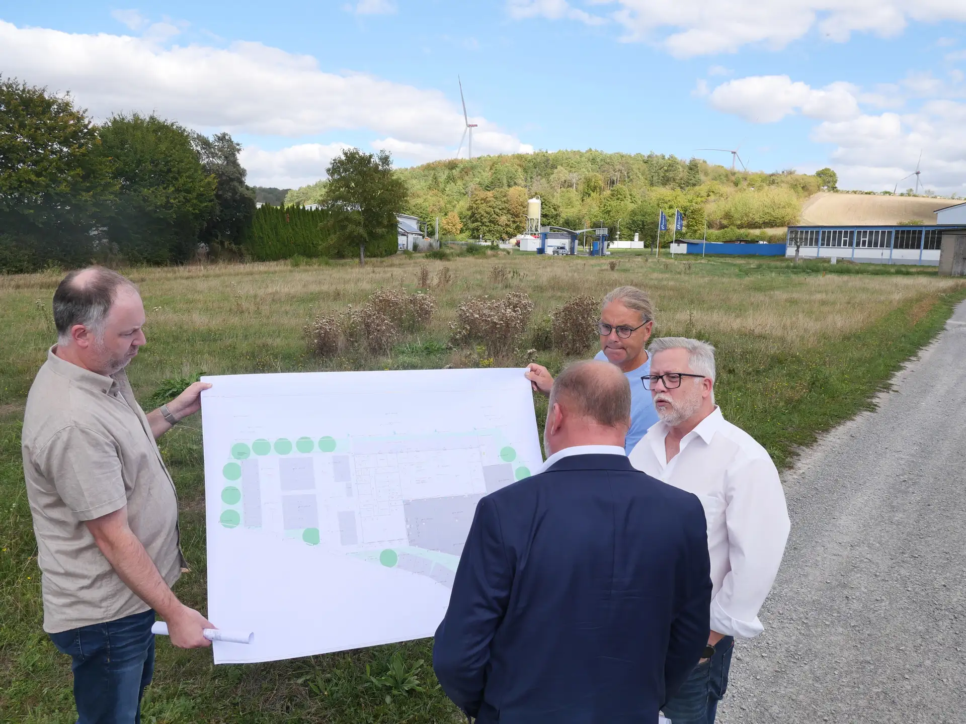 Landrat Thomas Eberth und Bürgermeister Horst Hofmann im Gespräch bei einer Gemeindebegehung; weitere Personen im Umfeld.