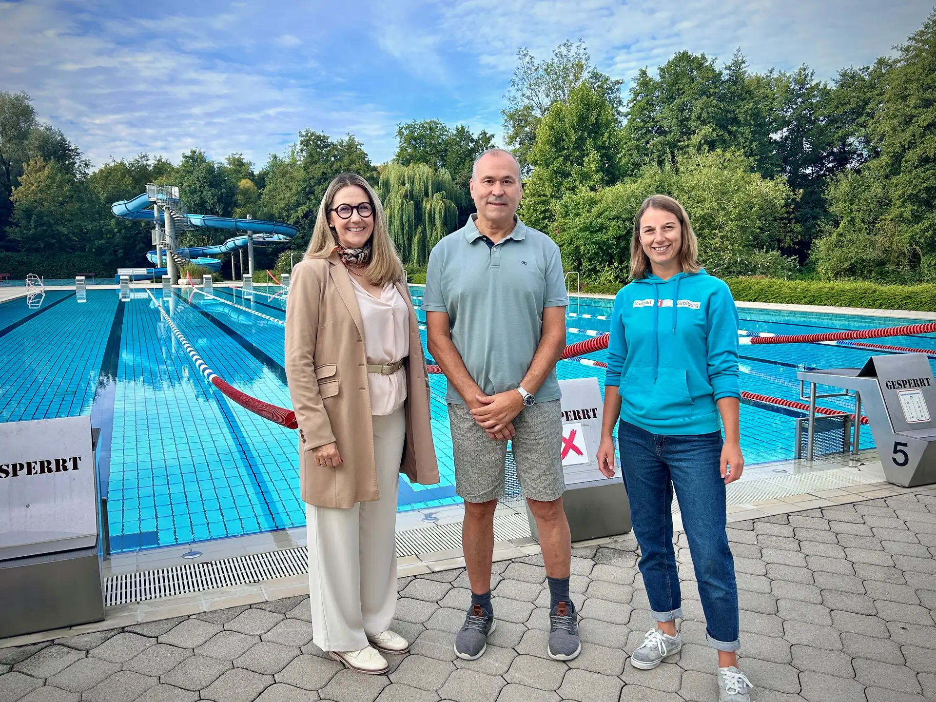Der 100.000. Badegast im Freibadsaison 2026: Anton Neuhardt zusammen mit der Ersten Bürgermeisterin Sibylle Entwistle (li.) und Bäderbetriebsleiterin Vanessa Tschurtschenthaler (re.) Ansprechpartner für Pressemitteilungen: Johanna Mattern Presse- und Öffentlichkeitsarbeit mattern@vilsbiburg.de Tel.