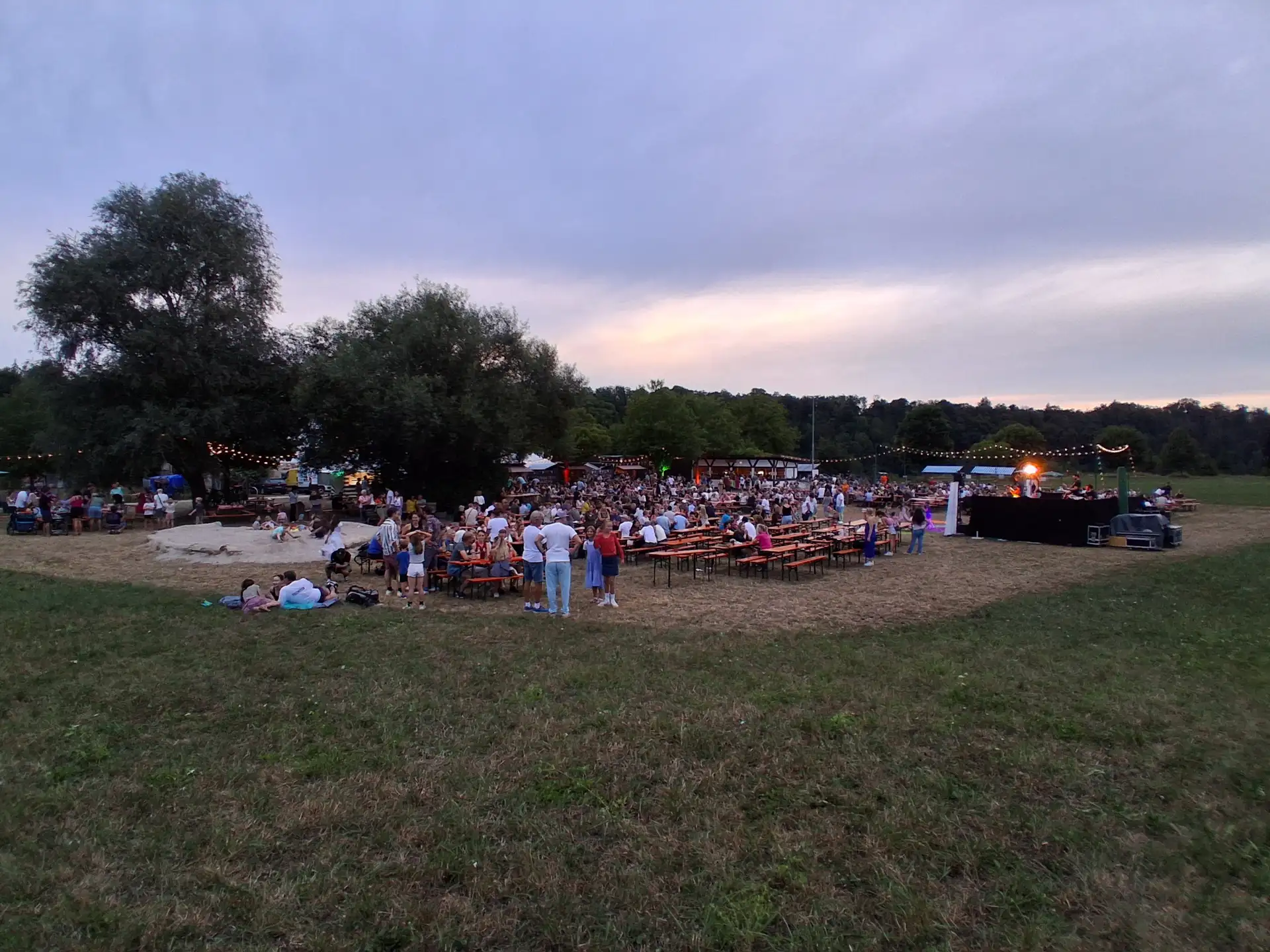 Teilnehmende des Burghauser Sportabzeichendankesfests im Sommernachtsbiergarten am Bergerhof