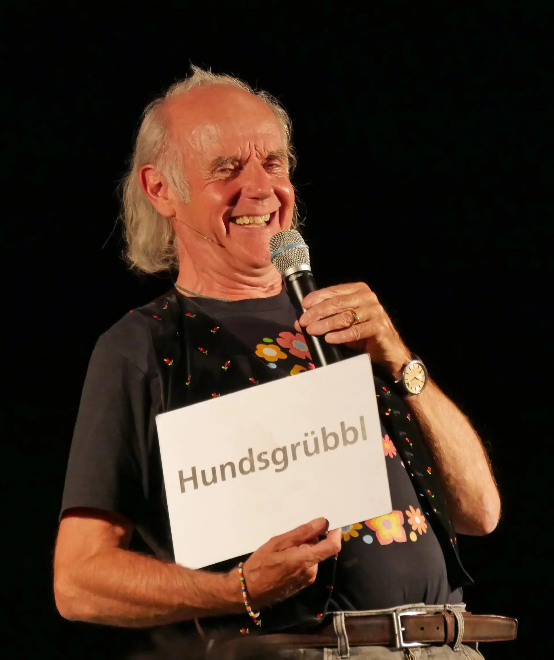 Kabarettist Klaus Karl-Kraus bei einem Bühnenauftritt