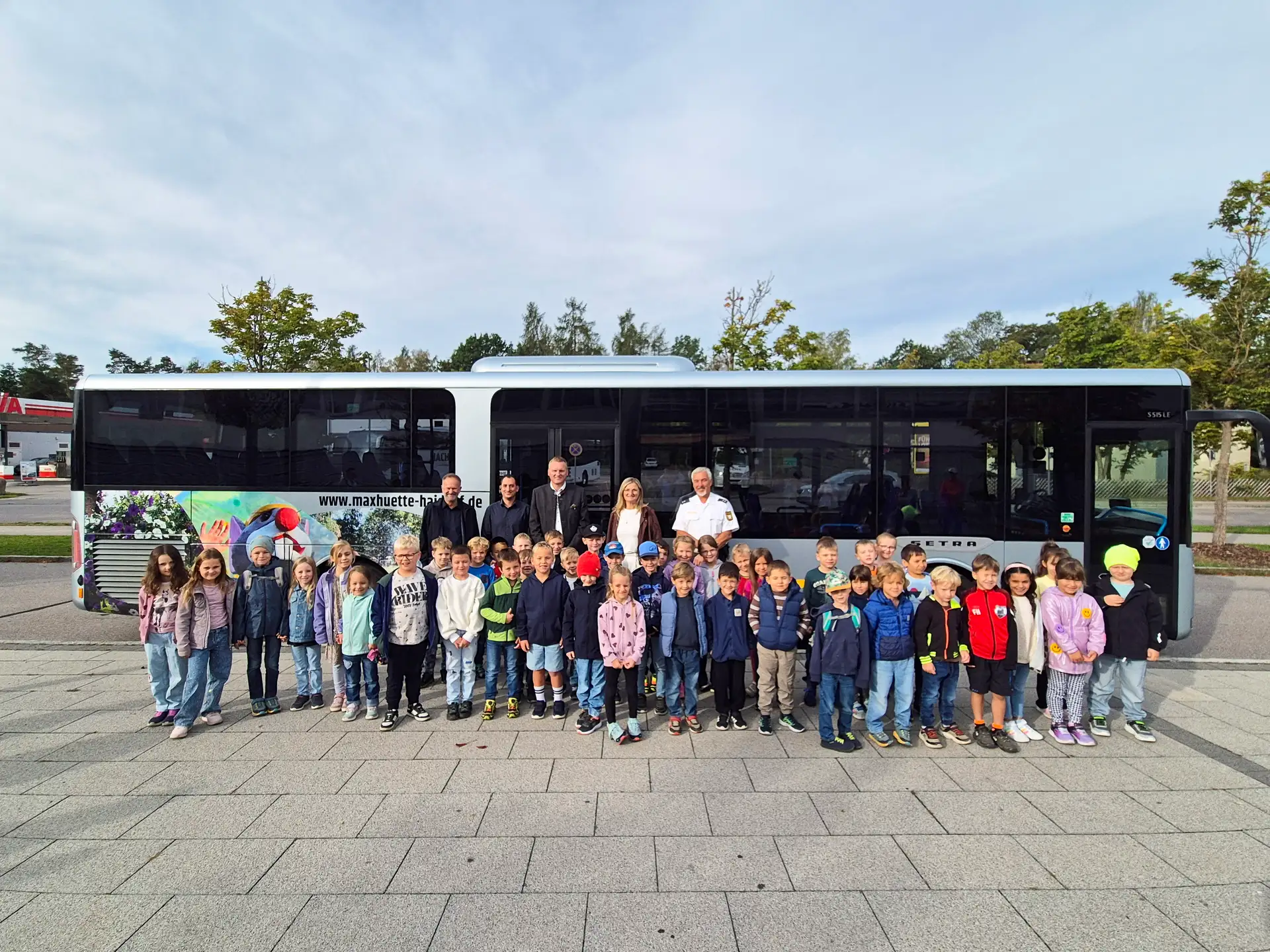 Das Bild zeigt die Busfahrkinder mit (von links) Rektor Oskar Duschinger, Geschäftsführer vom Busunternehmens 1234 Taxi & Omnibus GmbH Christoph Riedl, Ersten Bürgermeister Rudolf Seidl, Konrektorin Michaela König-Erol und Verkehrserzieher und POK Otto Miedl.