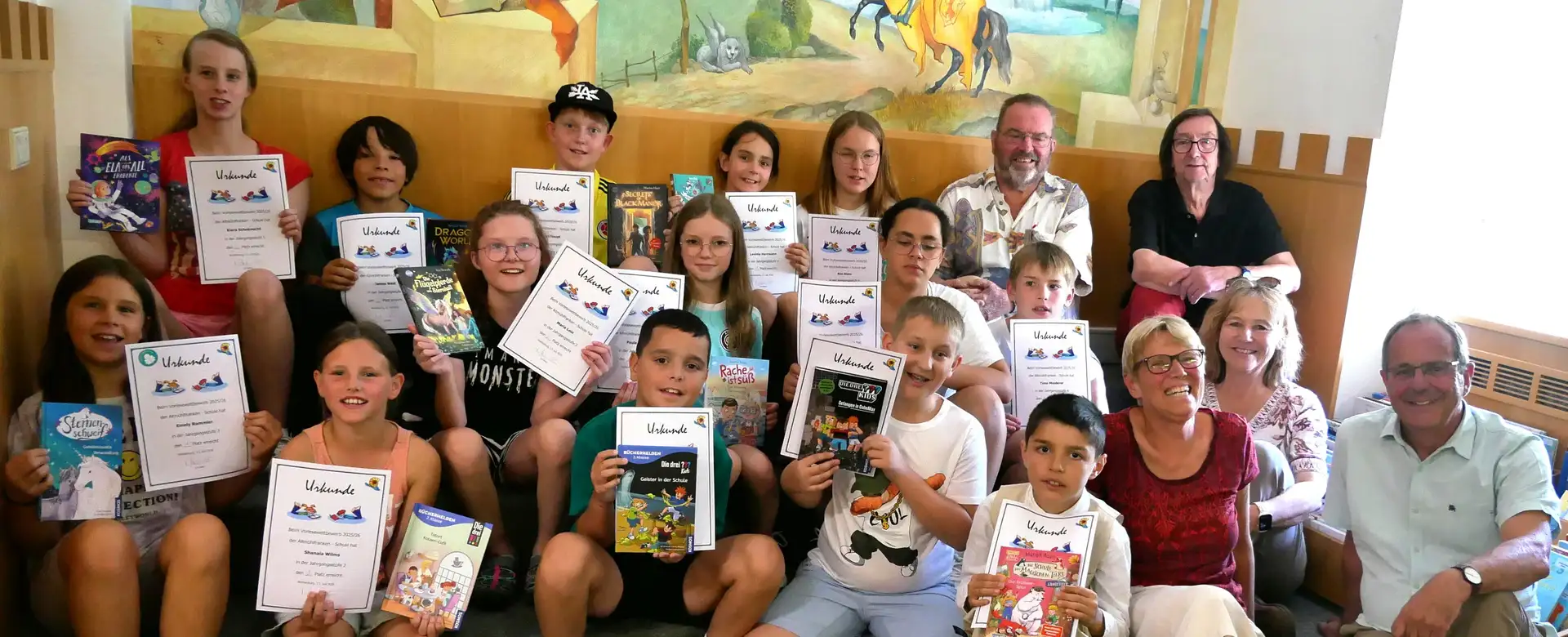 Teilnehmende und Jury des Vorlesewettbewerbs der Altmühlfrankenschule in Gunzenhausen