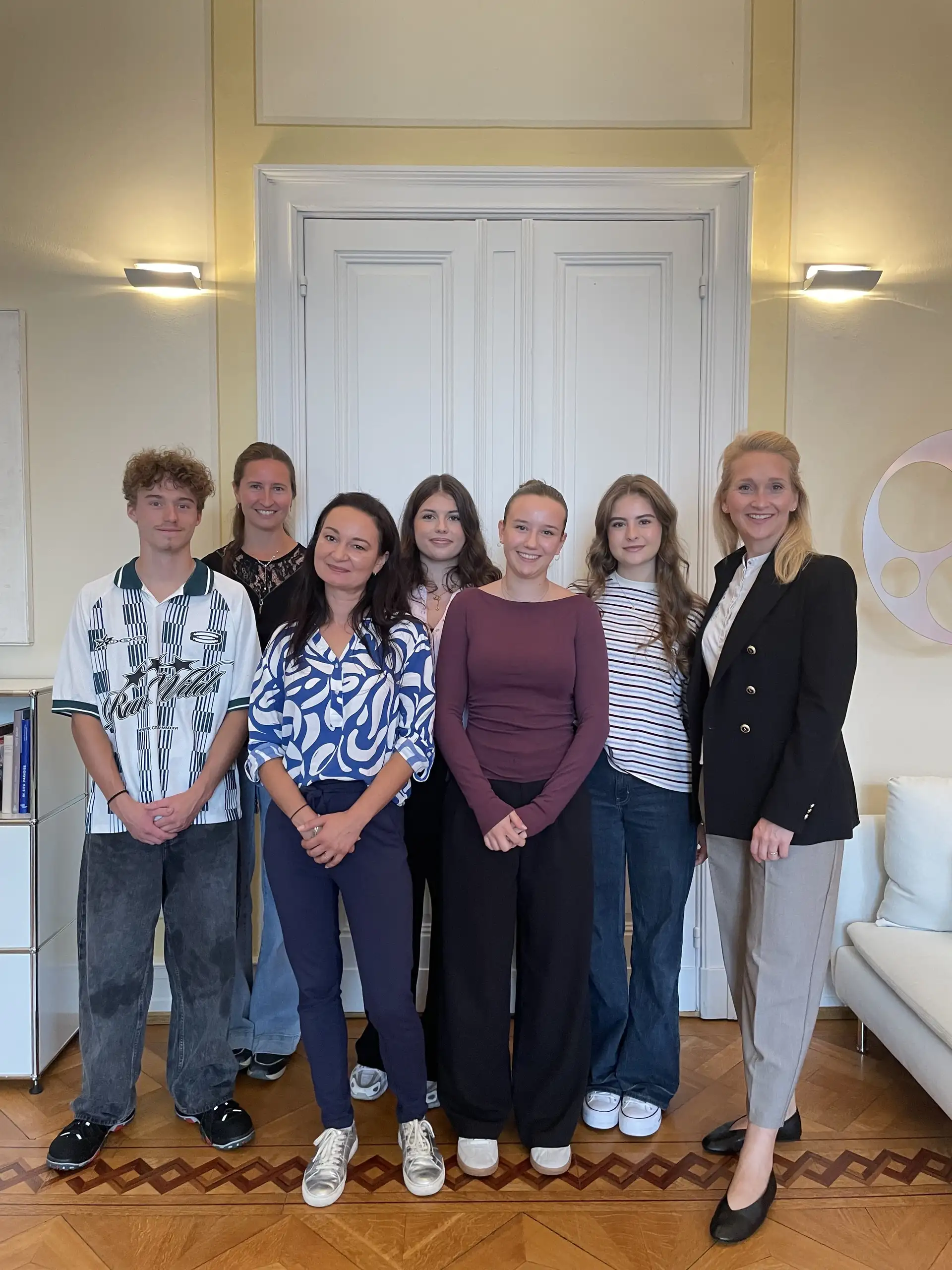 Oberbürgermeisterin Dr. Claudia Alfons und Julia Leising, Leiterin der Personalabteilung (2.v.l.), begrüßen die neuen Nachwuchskräfte in der Stadtverwaltung: Dominik Mischke, Sandra Kistner, Agnesa Brahimaj, Malina Röhrl und Melda Baysal (v.l.n.r.). Nicht im Bild: Daria Kindiak.