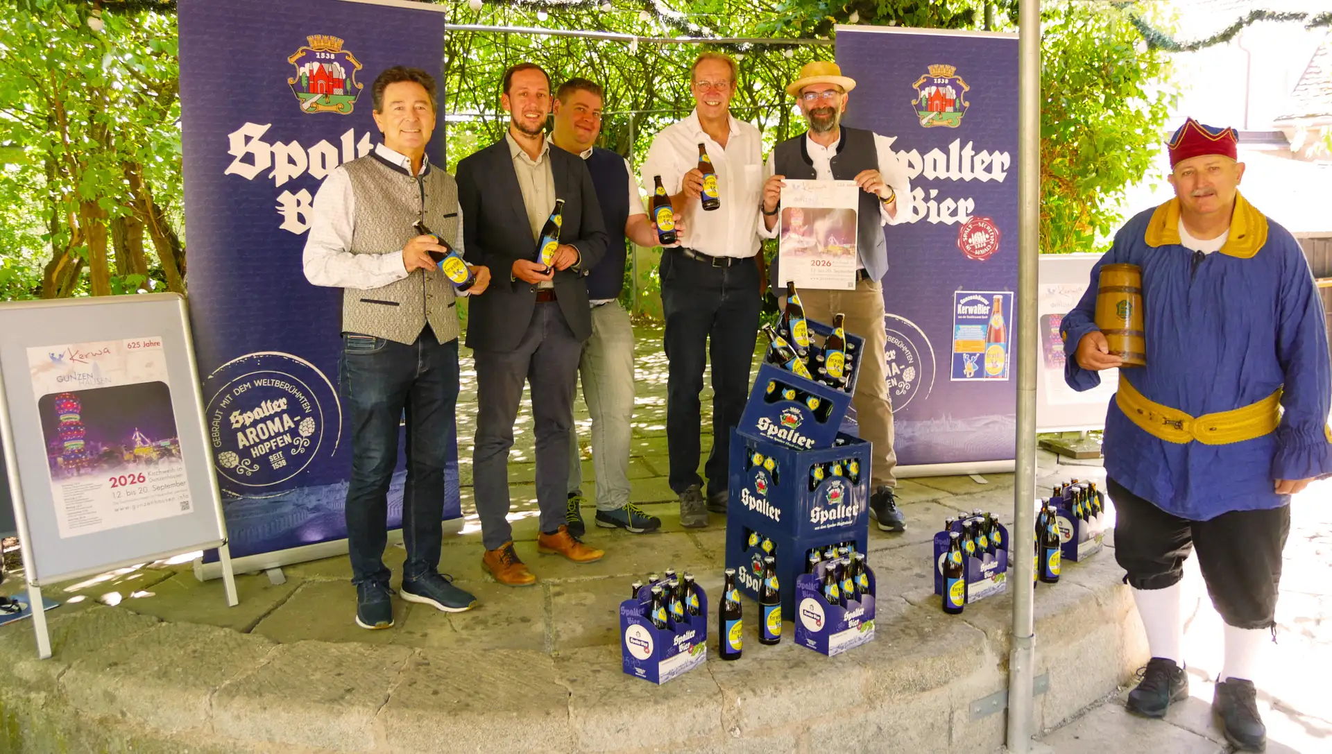 „Zum offiziellen Verkaufsstart des diesjährigen Gunzenhäuser Kerwabiers fand eine kleine Präsentation im Falkengarten statt. Neben dem Brauerei-Geschäftsführer Udo Weingart (ganz links) und unserem Ersten Bürgermeister Matthias Hörr (zweiter von links) war auch Bierkönig Gambrinus (ganz rechts) zugegen.“)