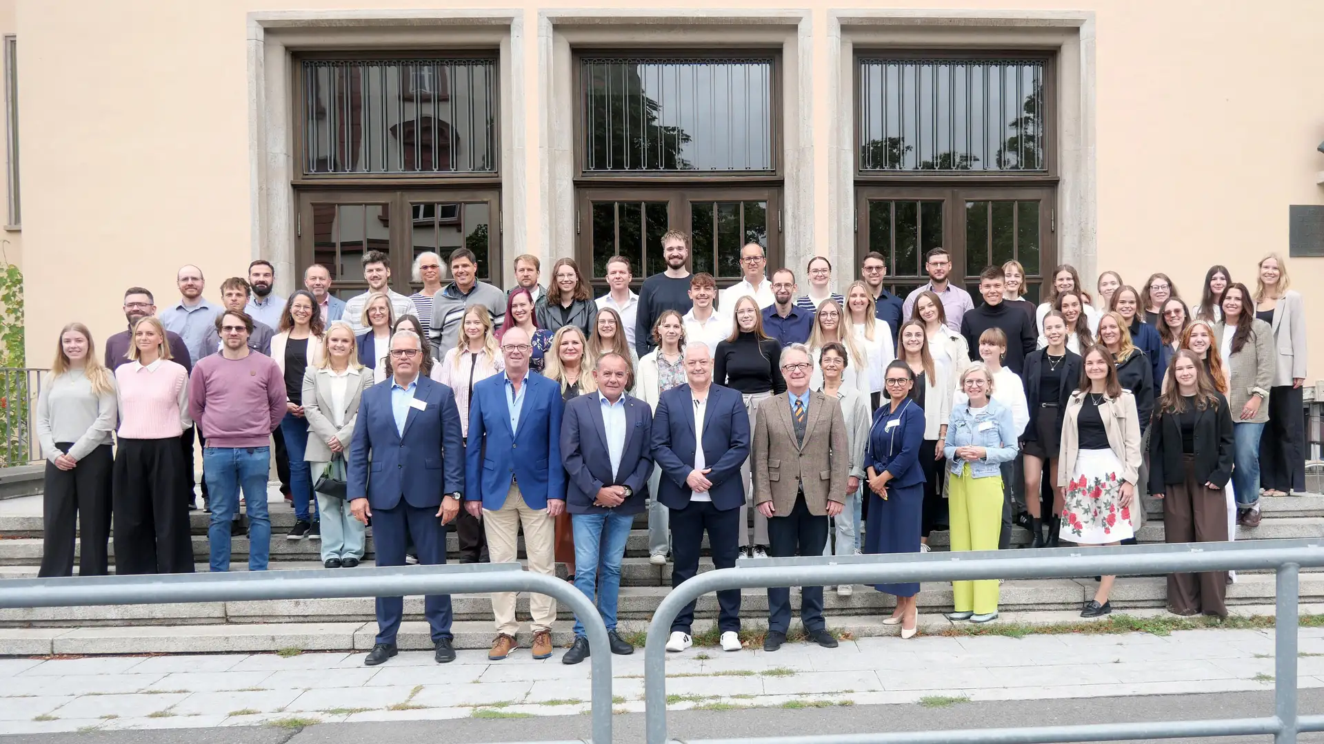 50 neue Lehrkräfte für die Grund- und Mittelschulen in Stadt und Landkreis Würzburg vereidigte der stellvertretende Schulamtsdirektor Ingo Matschullis (vorne, Vierter von links).