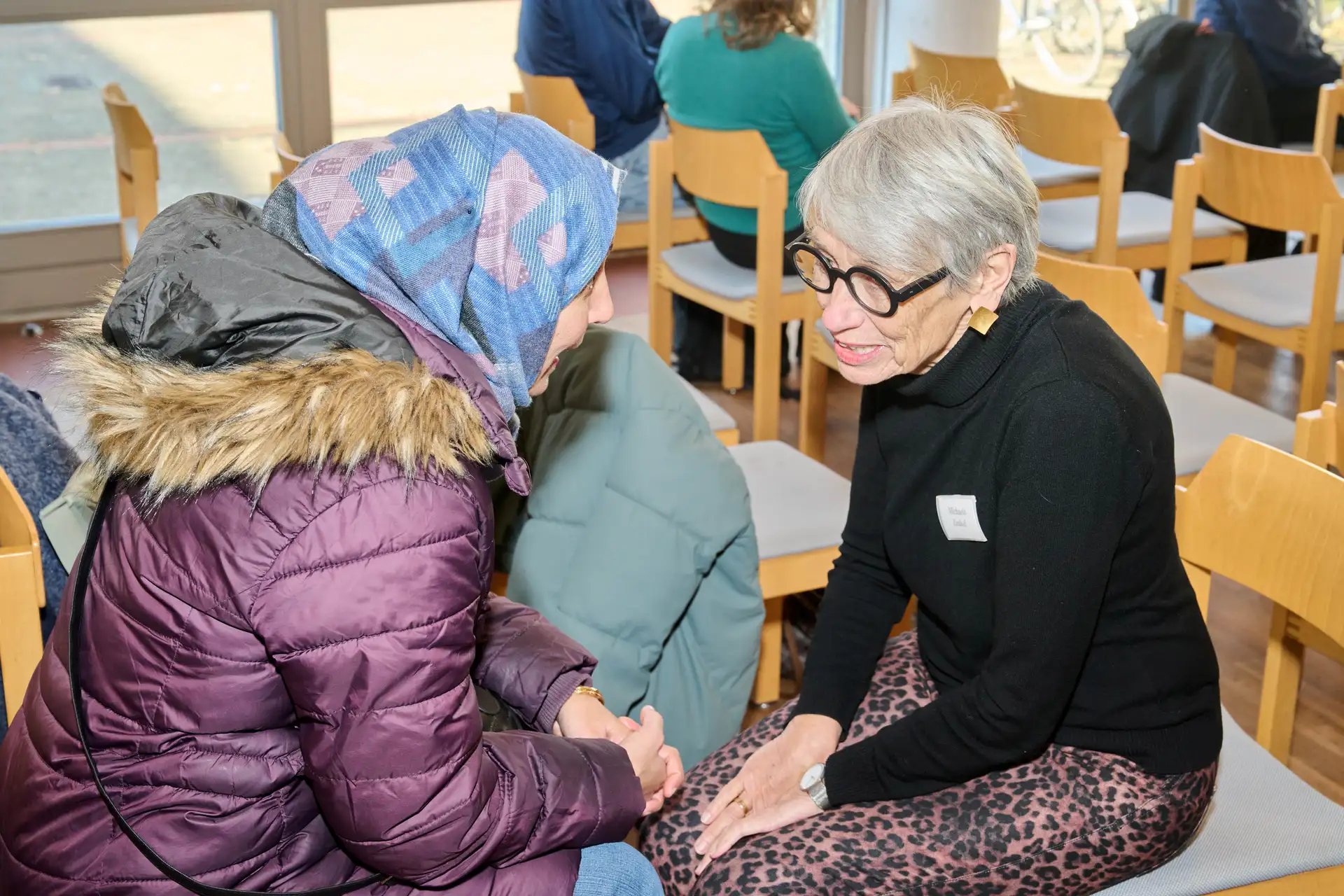 Begegnung und Austausch beim 1. Ehrenamtstag für Integration: Ehrenamtliche Engagierte im Gespräch.