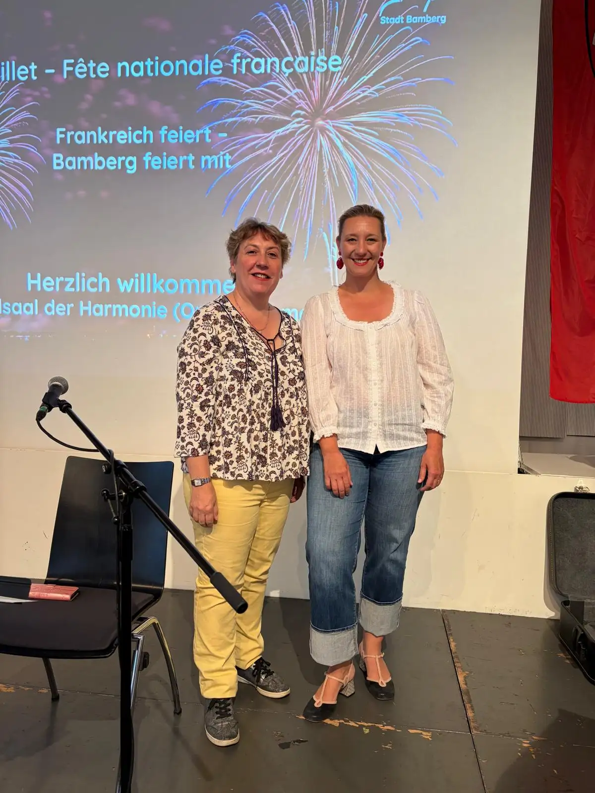 1 Freuen sich über eine gelungene Veranstaltung (v.l.): Michaela Pöhlau (Vorsitzende Deutsch-Französische Gesellschaft Bamberg e.V.), Akkordeonistin Sylvie Pullès, Bassist Jean Louis Fontana, Dritte Bürgermeisterin Eva Jutzler, Martin Erzfeld (Leiter der städtischen Musikschule) und Brigitte Riegelbauer (Bürgermeisteramt) 2 Dritter Bürgermeisterin Eva Jutzler (r.) mit der Akkordeonistin Sylvie Pullès
