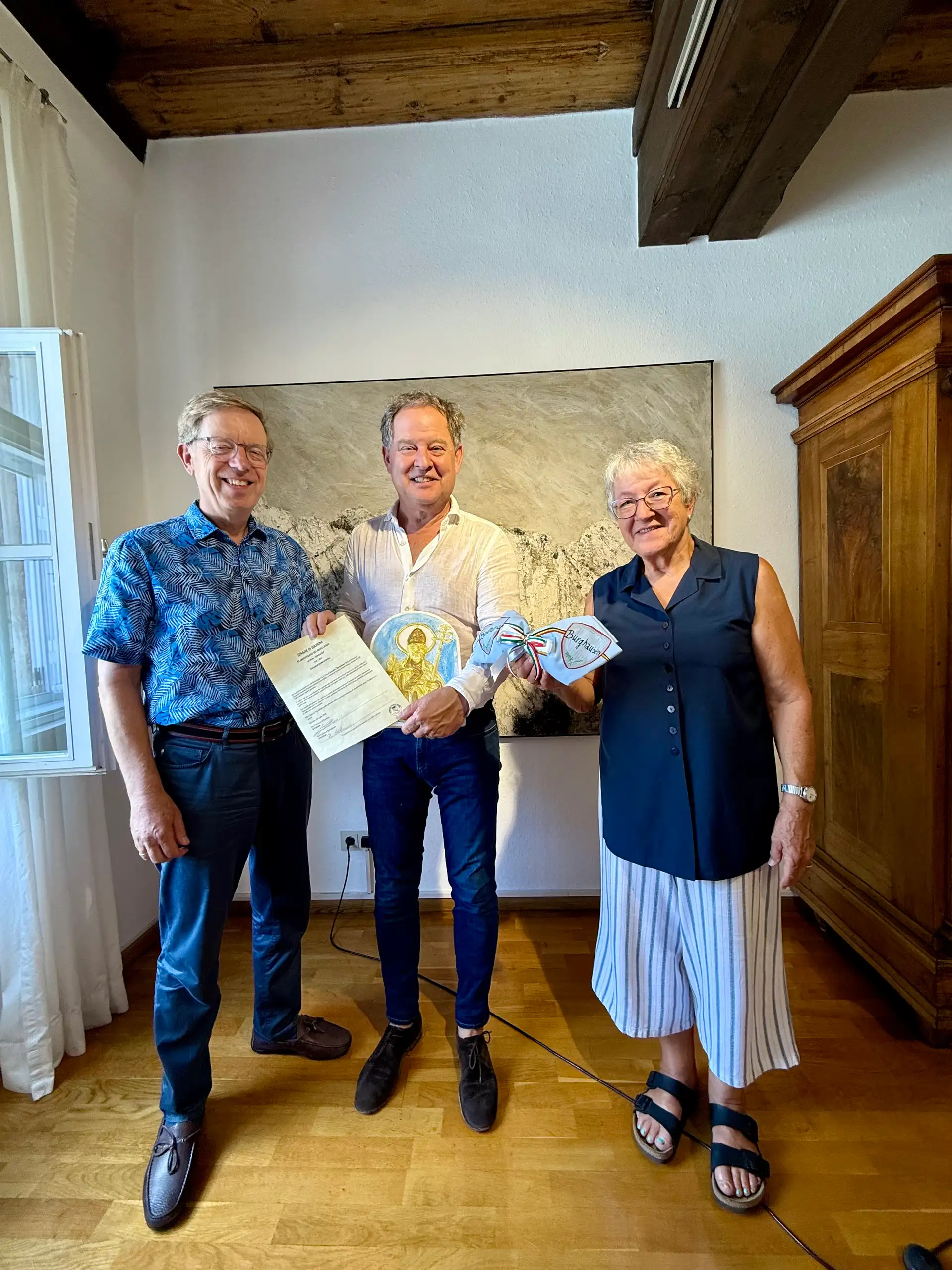 20 Jahre Städtepartnerschaft mit Sulmona: Barbara Hertlein und Konrad Kammergruber überreichten Erstem Bürgermeister Florian Schneider im Rathaus die Jubiläumsurkunde sowie herzliche Grüße und Geschenke aus der italienischen Partnerstadt.