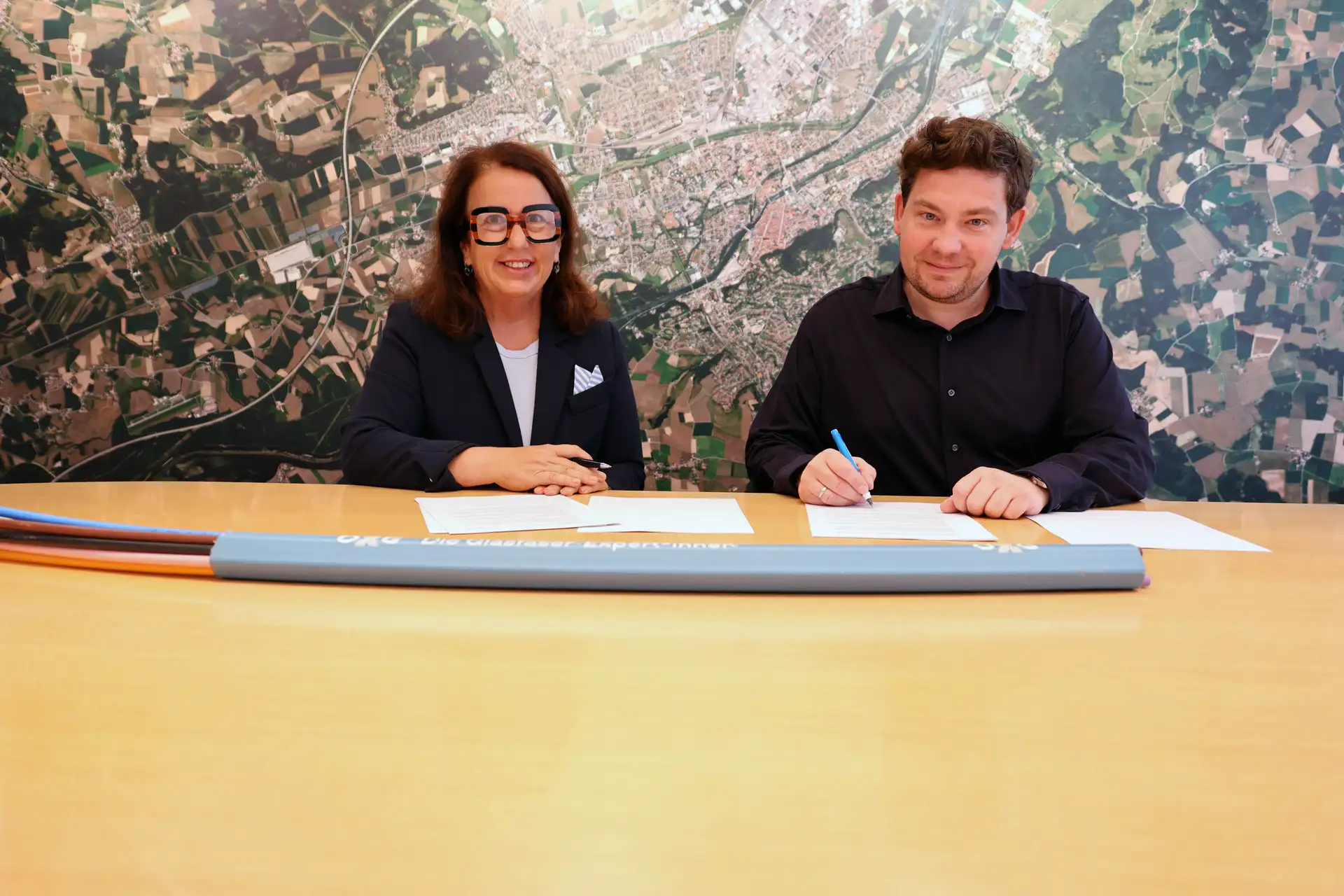 Bei der Unterzeichnung des Letters of Intent im Rathaus (von rechts): Oberbürgermeister Dr. Thomas Haslinger und Alexandra Sitter, OXG-Senior Account Managerin für Kommunen #### Anhang: pm_glasfaserausbau_1108.pdf Rathaus der Stadt Landshut, Pressestelle, Altstadt 315, 84028 Landshut, Verfasser: Thomas Kolbinger, E-Mail thomas.kolbinger@landshut.de Seite 1 von 2