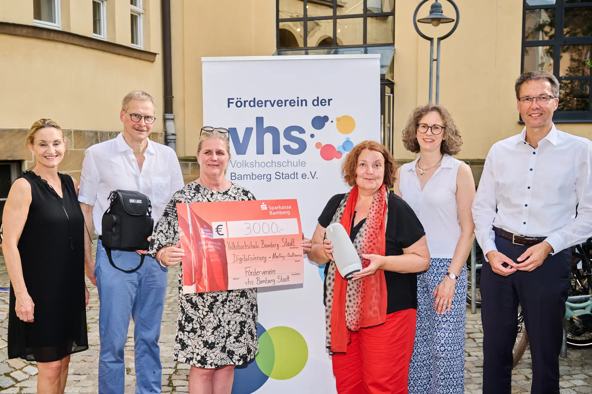 Freuen sich über die neue Konferenz-Owl (v.l.): die beiden stellvertretenden Vorsitzenden Marion Zachert und Prof. Dr. Georg Pistorius, VHS-Leiterin Dr. Anna Scherbaum, Vorsitzende Ulrike