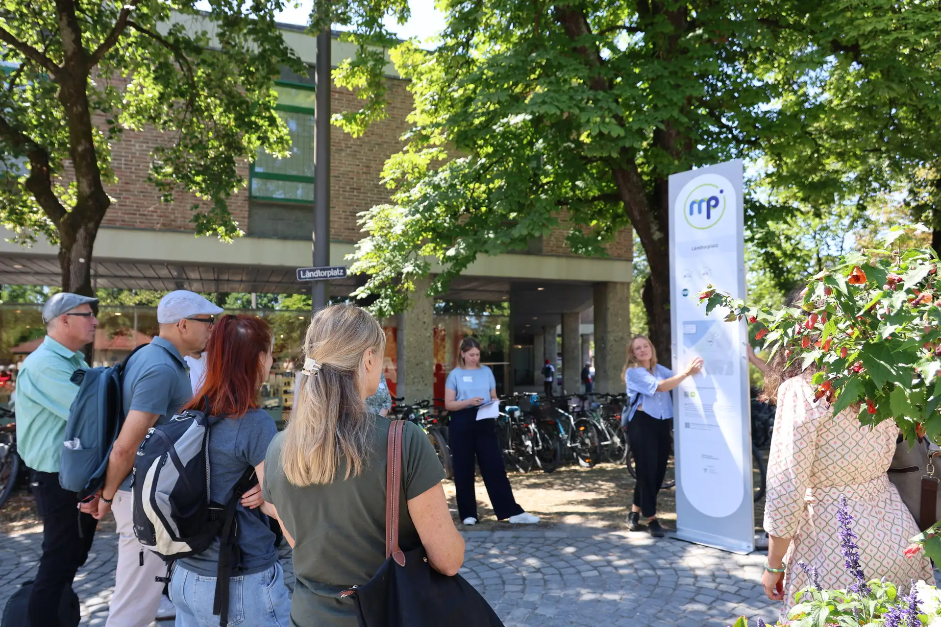 Ortsbesichtigung am Pop-Up Standort am Ländtor: Einen Eindruck von der räumlichen Umsetzung eines Mobilitätspunkts mit Informations-Stele konnten die Teilnehmer bei der Veranstaltung am Dienstag gewinnen.
