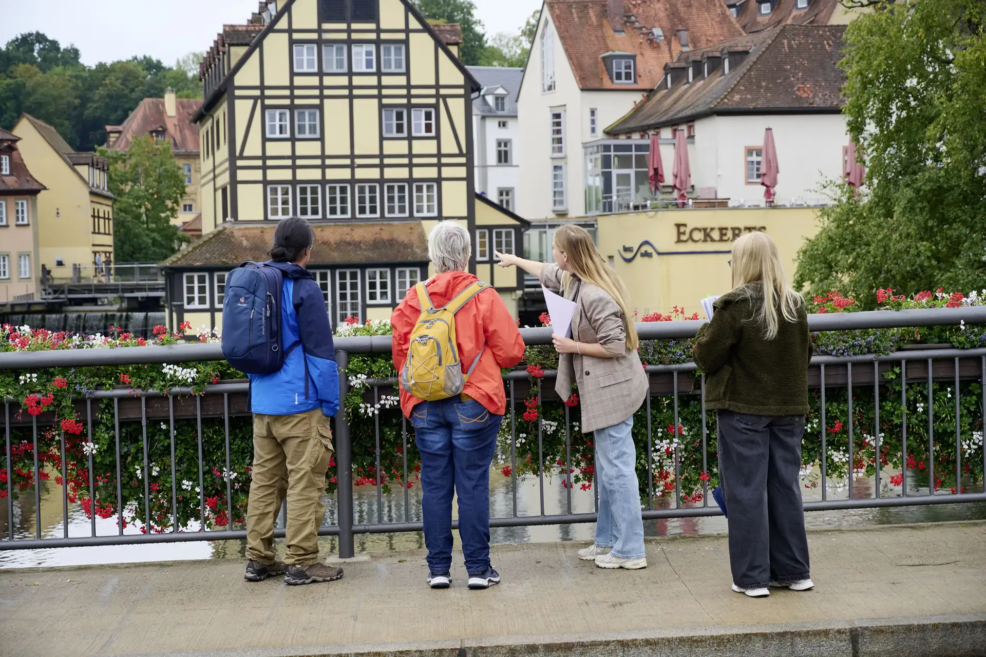 Besucher im Ausstellungsbereich mit Informations- bzw. Exponatstafeln.